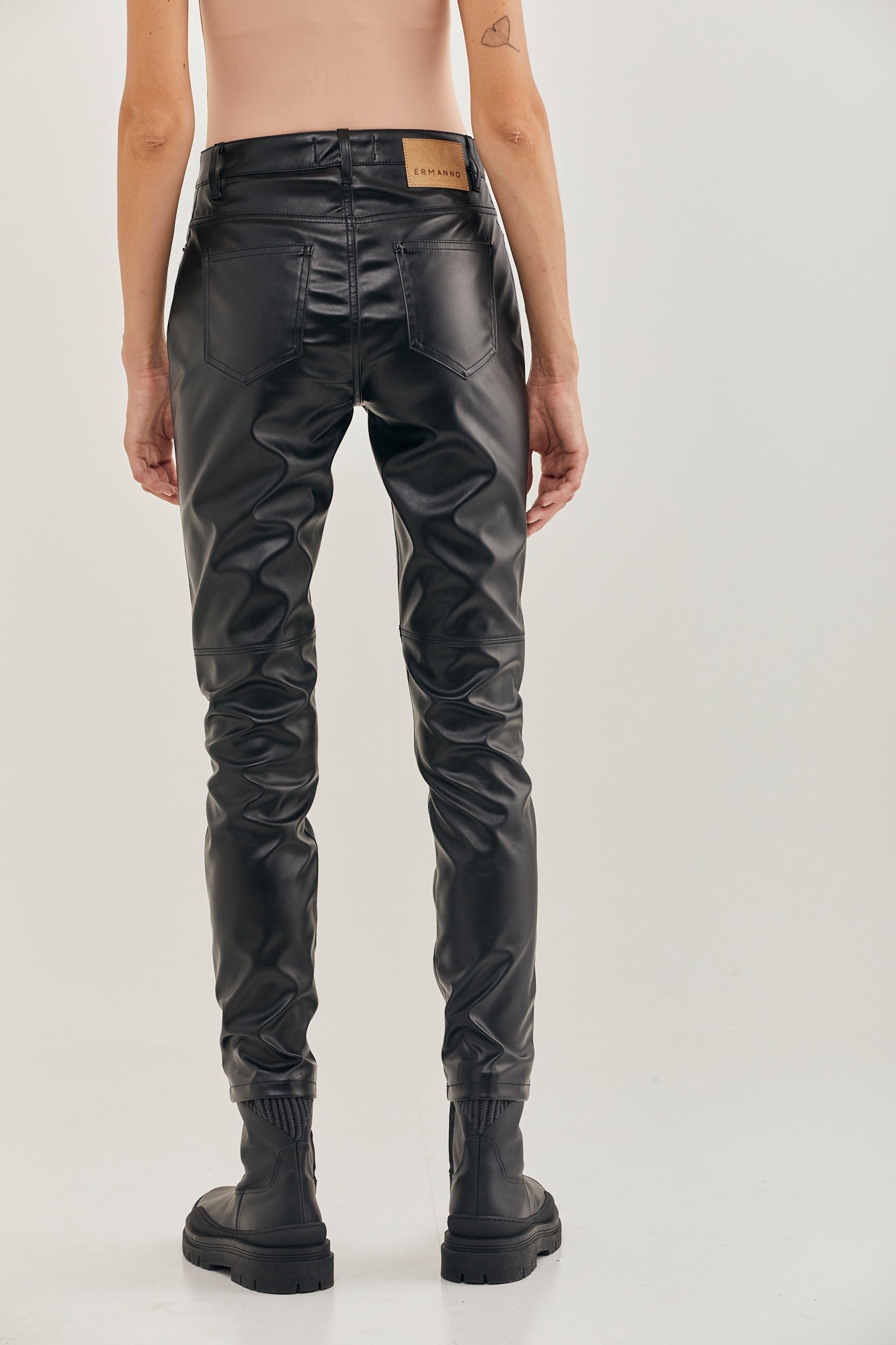 מכנסי עור אקולוגיים בגזרת סלים פיטהרכב: 57% פוליאסטר, 43% פוליאוריטןהדוגמנית בגובה 1.78 ולובשת מידה 40 איטלקית