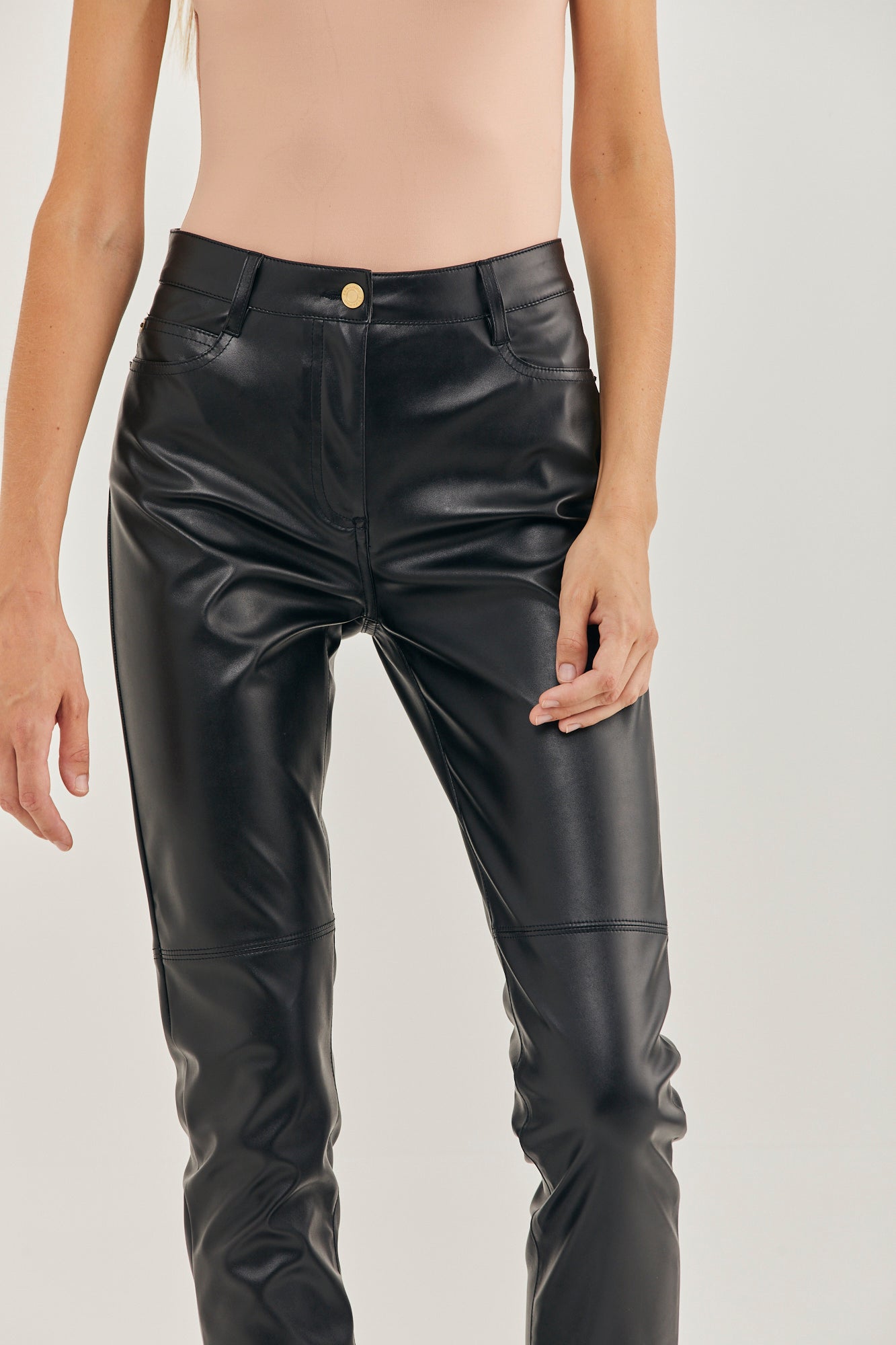 מכנסי עור אקולוגיים בגזרת סלים פיטהרכב: 57% פוליאסטר, 43% פוליאוריטןהדוגמנית בגובה 1.78 ולובשת מידה 40 איטלקית