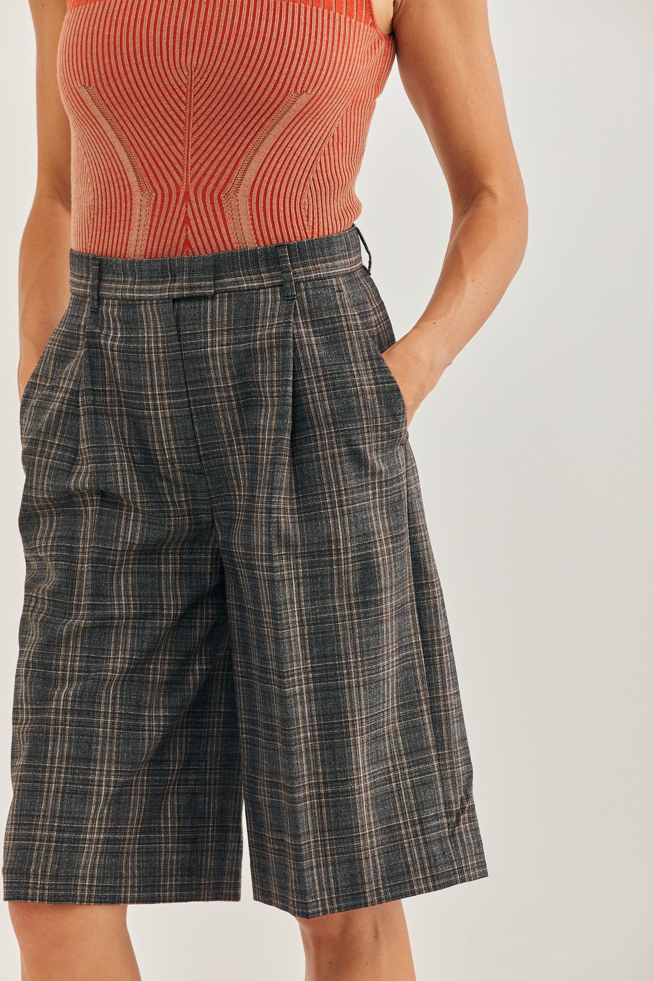 מכנסי ברמודה בגזרה גבוהה עם הדפס משבצותהרכב: 96% צמר וירג'ין, 4% אלסטן; בטנה: 62% אצטט, 38% פוליאסטרהדוגמנית בגובה 1.79 ולובשת מידה 42 איטלקית