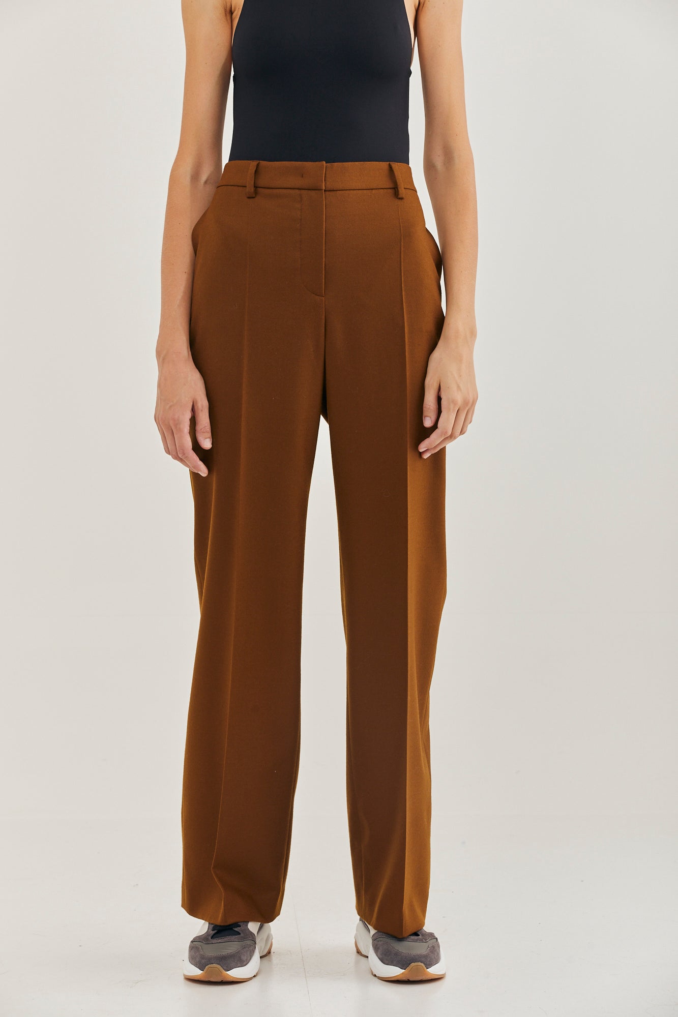 מכנסיים מחוייטים מתרחביםהרכב: 98% צמר וירג'ין, 2% אלסטןהדוגמנית בגובה 1.78 ולובשת מידה 42 איטלקית