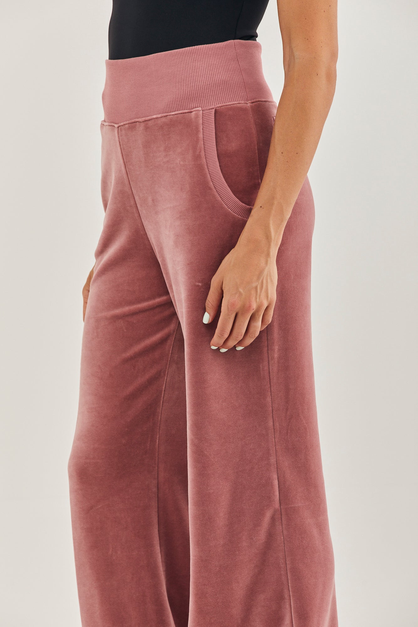 מכנסי לאונג' מתרחבים מבד קטיפההרכב: 80% כותנה, 16% פוליאסטר, 4% אלסטןהדוגמנית בגובה 1.79 ולובשת מידה 42 איטלקית