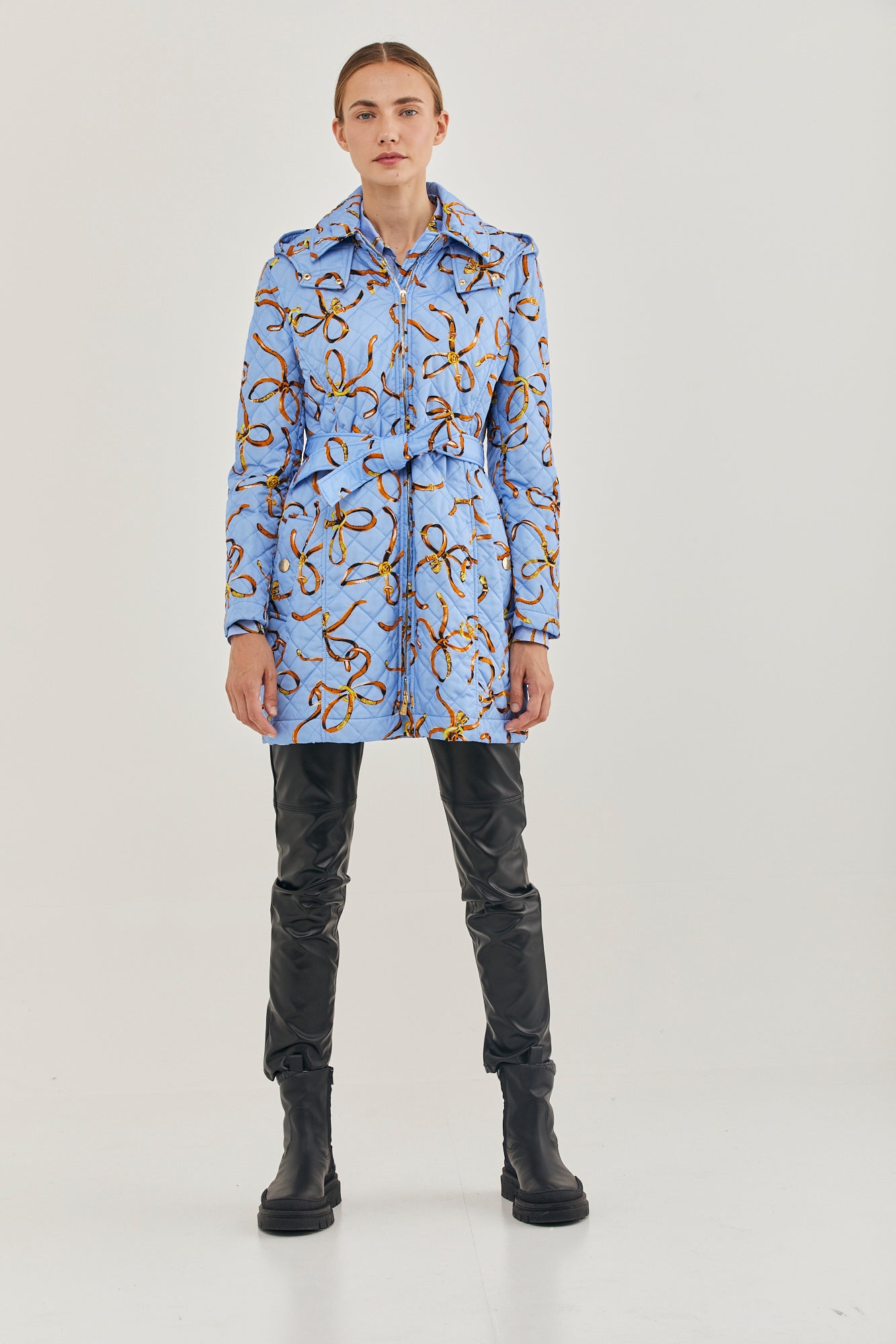 מעיל מקולקציית Boutique MOSCHINO עם הדפס פפיוניםהרכב: 100% פוליאמידהדוגמנית בגובה 1.78 ולובשת מידה 40 איטלקית