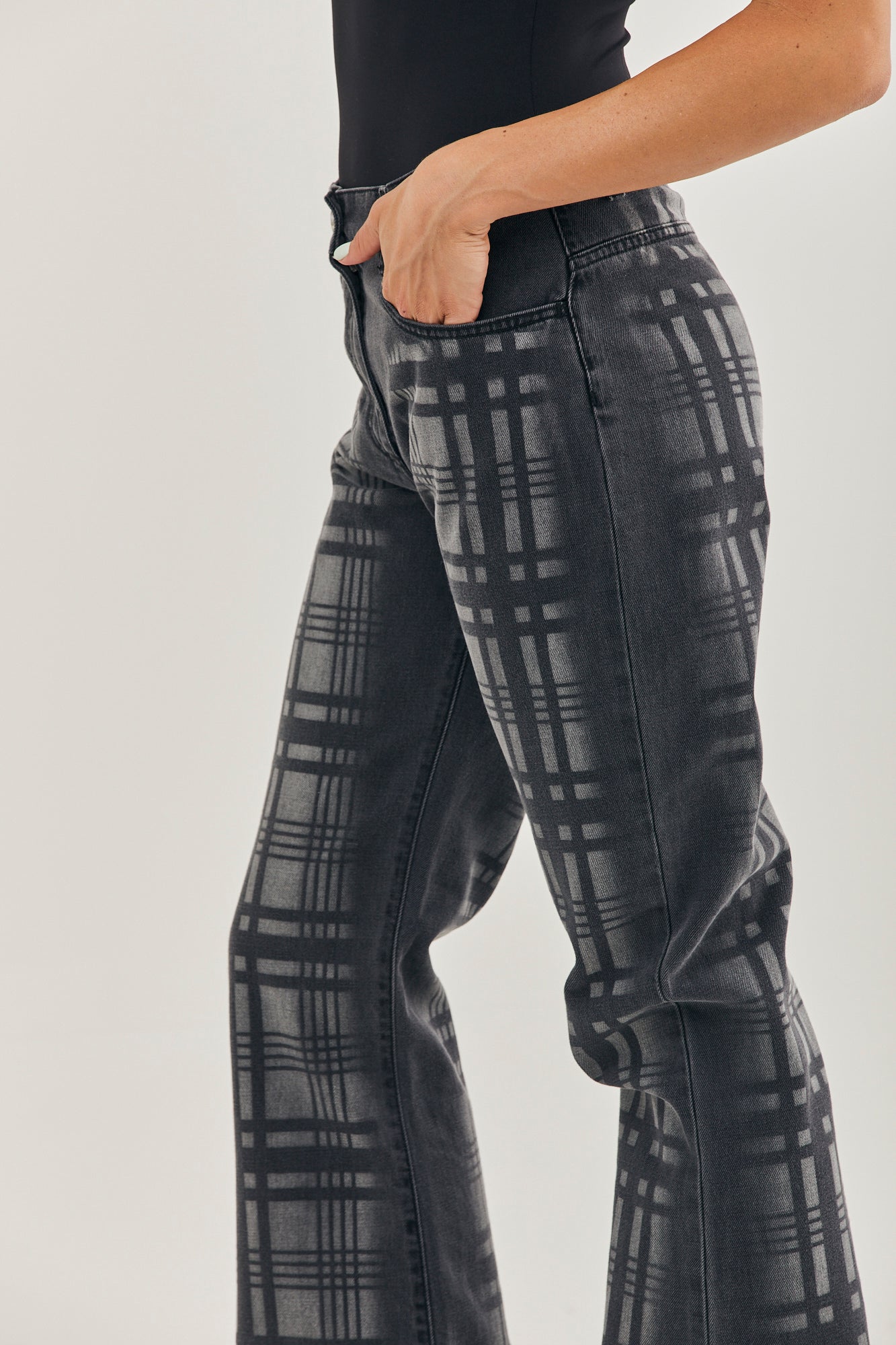 מכנסי ג'ינס מתרחבים עם הדפס משבצותהרכב: 100% כותנההדוגמנית בגובה 1.79 לובשת מידה 40 איטלקית