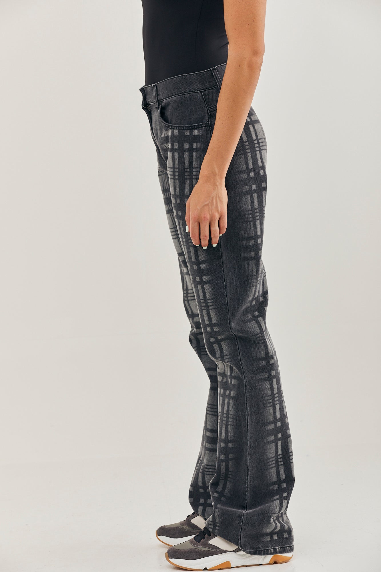 מכנסי ג'ינס מתרחבים עם הדפס משבצותהרכב: 100% כותנההדוגמנית בגובה 1.79 לובשת מידה 40 איטלקית