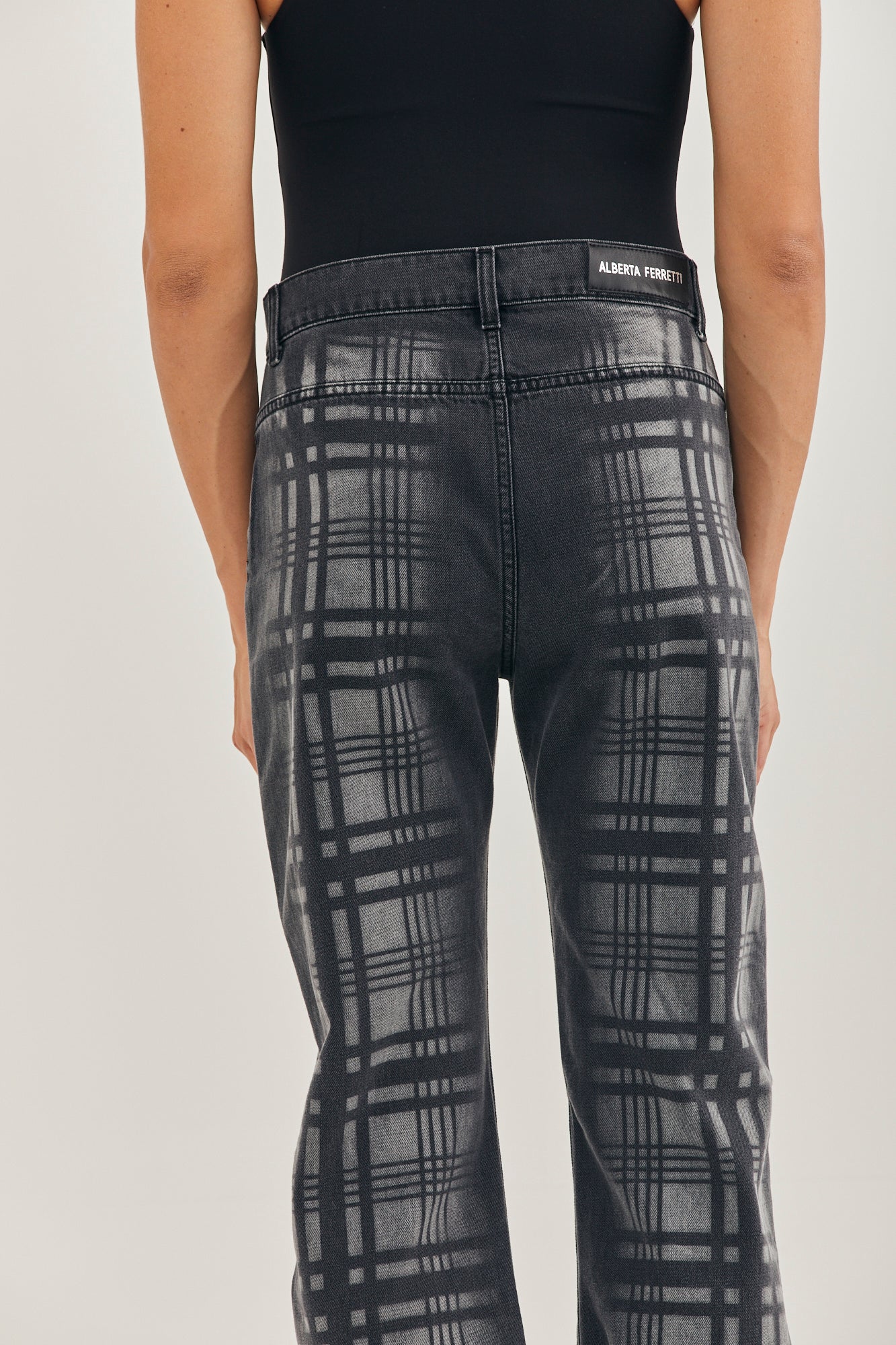 מכנסי ג'ינס מתרחבים עם הדפס משבצותהרכב: 100% כותנההדוגמנית בגובה 1.79 לובשת מידה 40 איטלקית