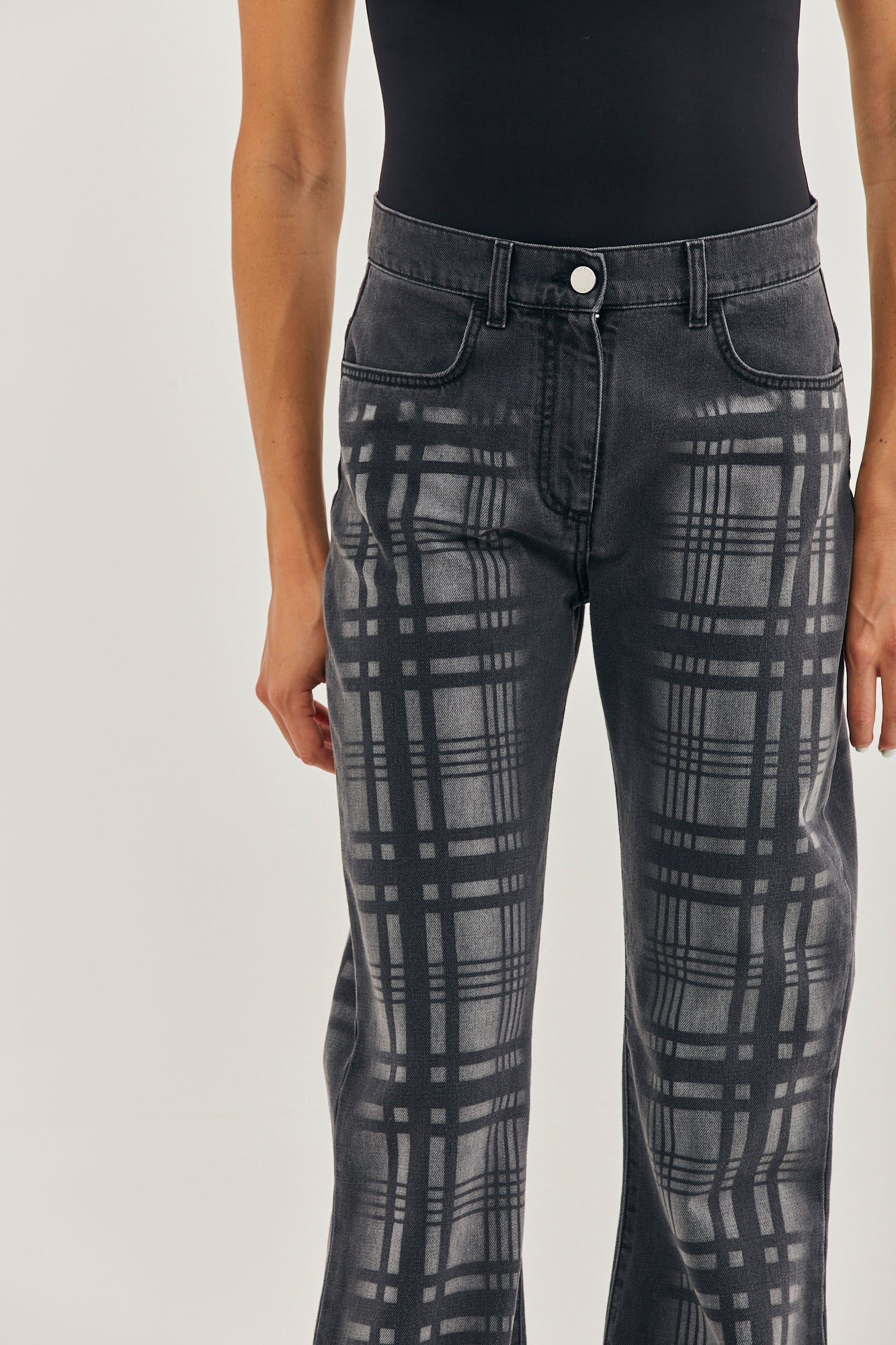 מכנסי ג'ינס מתרחבים עם הדפס משבצותהרכב: 100% כותנההדוגמנית בגובה 1.79 לובשת מידה 40 איטלקית