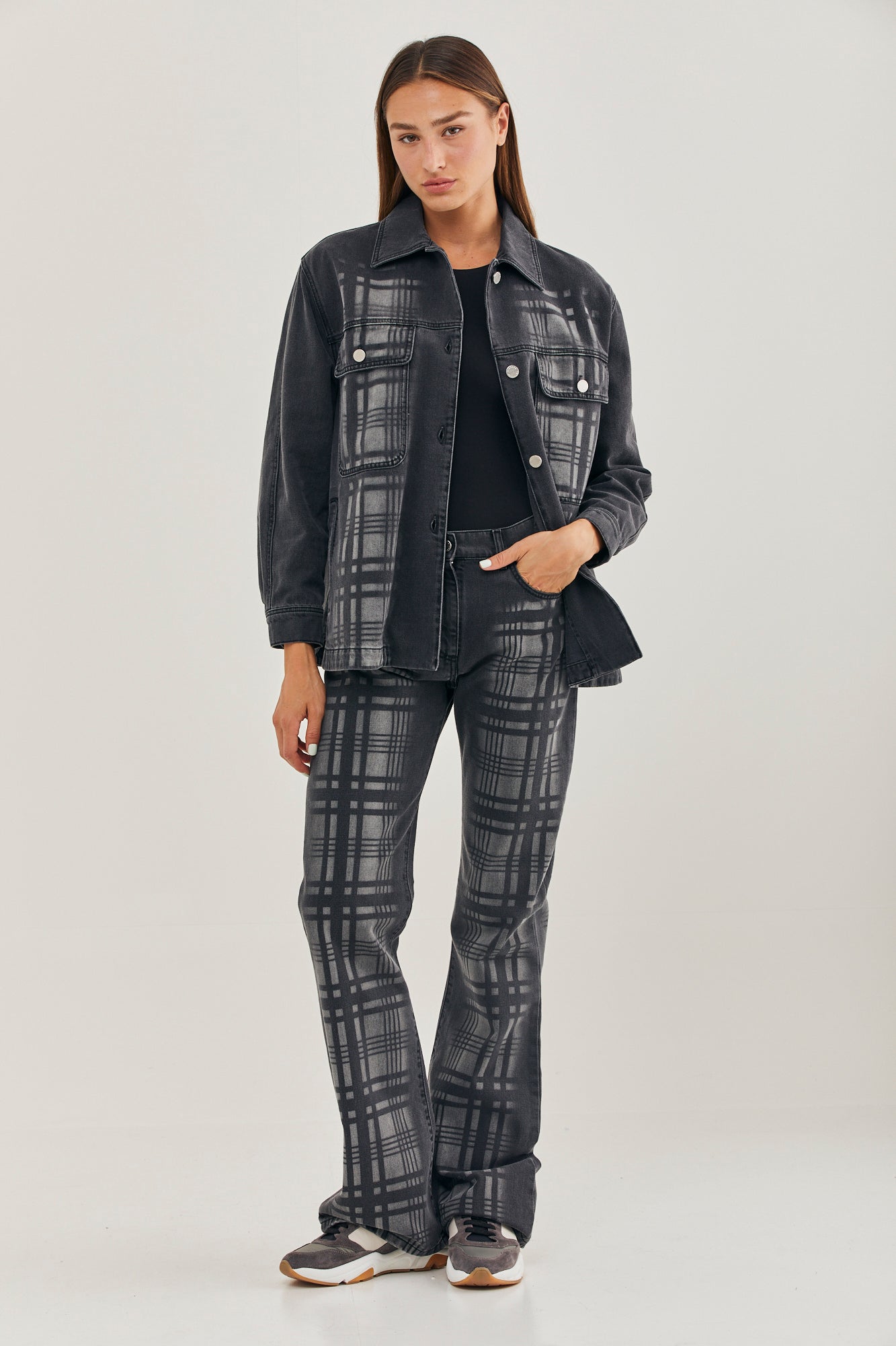 מכנסי ג'ינס מתרחבים עם הדפס משבצותהרכב: 100% כותנההדוגמנית בגובה 1.79 לובשת מידה 40 איטלקית