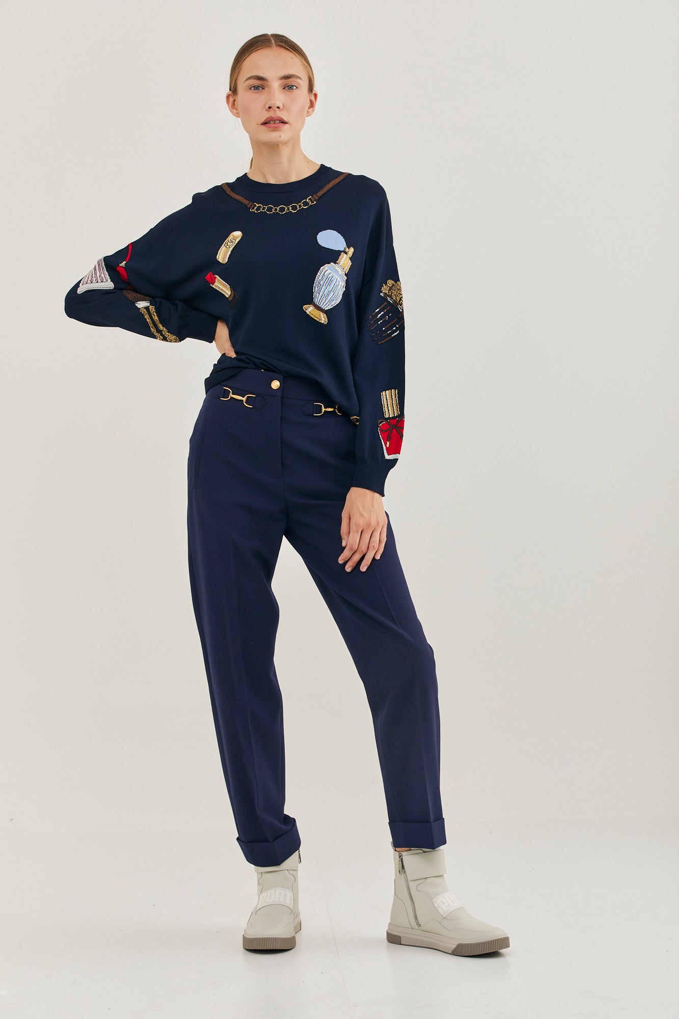 מכנסי צמר מקולקציית Boutique MOSCHINO עם אבזם במותןהרכב: 53% פוליאמיד, 43% צמר, 4% אלסטןהדוגמנית בגובה 1.78 ולובשת מידה 40 איטלקית