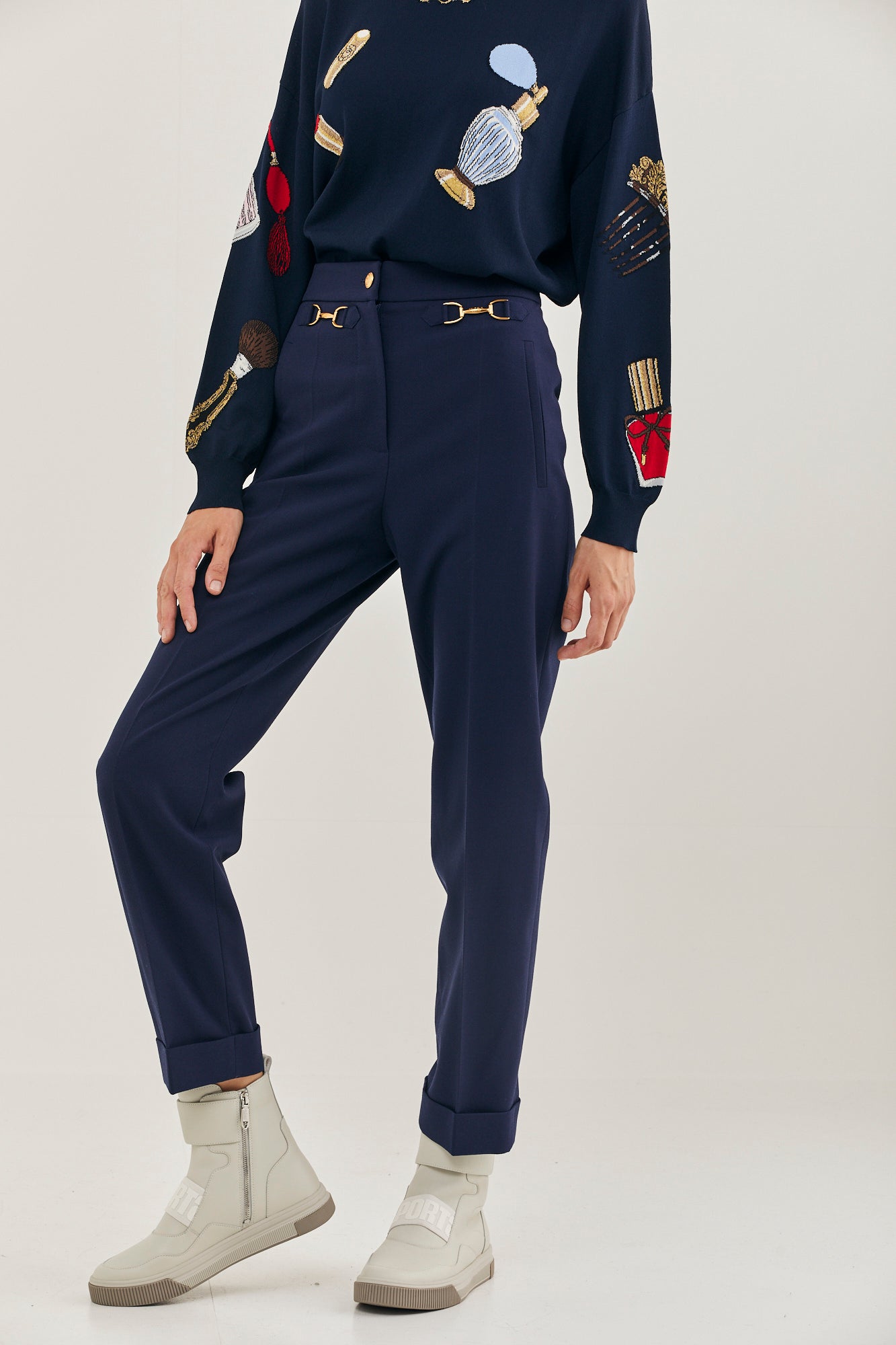 מכנסי צמר מקולקציית Boutique MOSCHINO עם אבזם במותןהרכב: 53% פוליאמיד, 43% צמר, 4% אלסטןהדוגמנית בגובה 1.78 ולובשת מידה 40 איטלקית