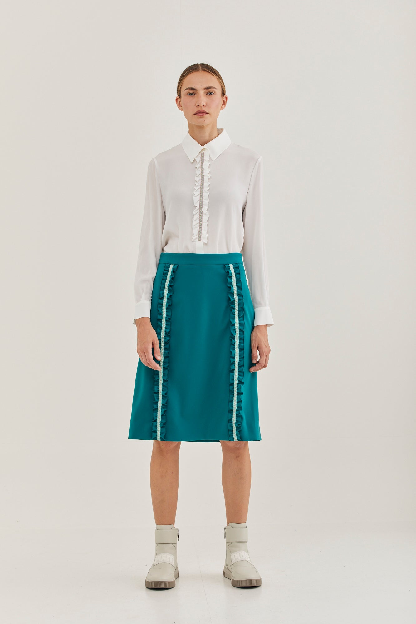 חצאית מידי מקולקציית Boutique MOSCHINO בגזרת A עם עיטור כפלים בחלק הקידמיהרכב: 90% פוליאסטר, 10% אלסטןהדוגמנית בגובה 1.78 ולובשת מידה 40 איטלקית