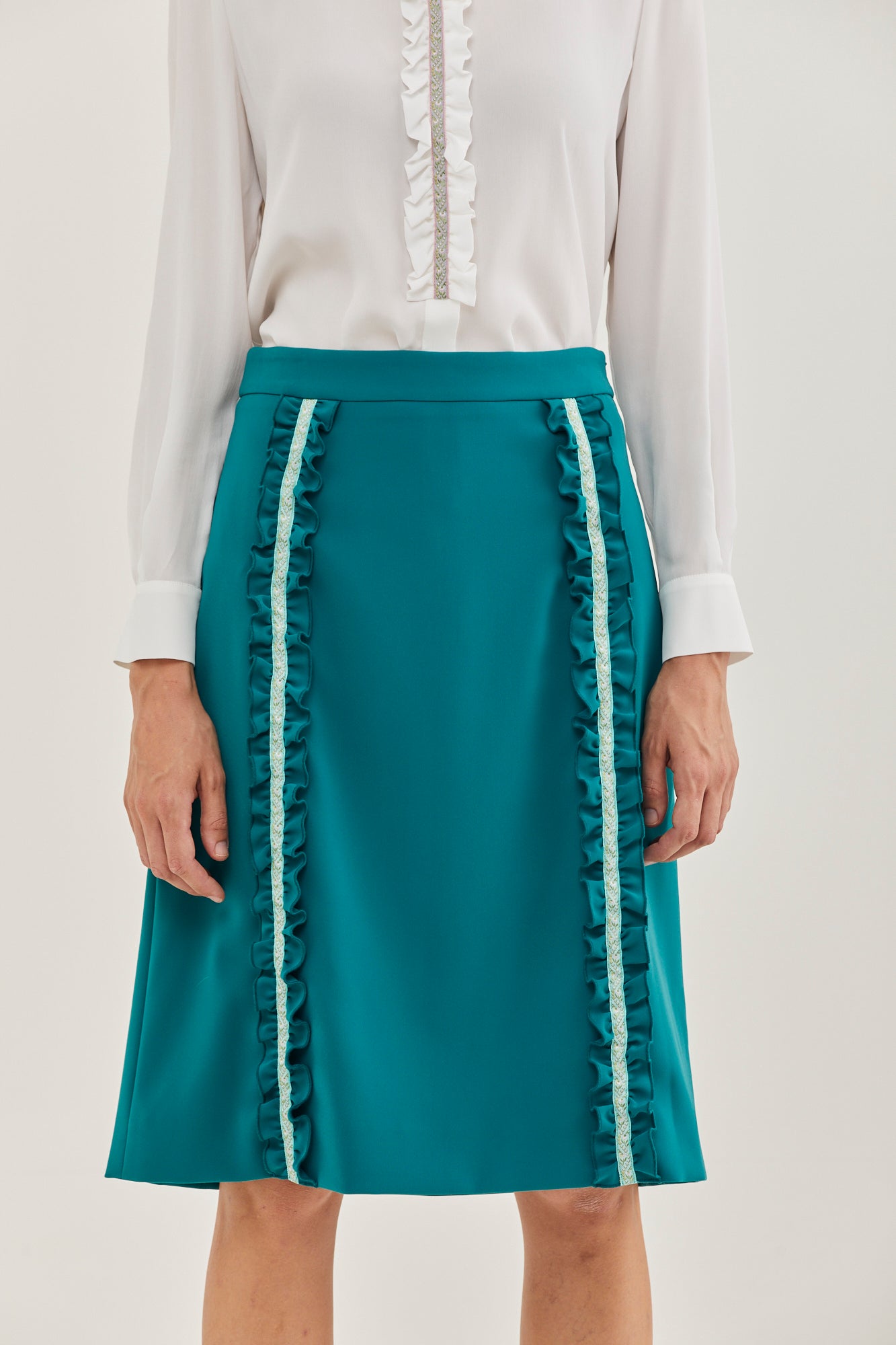 חצאית מידי מקולקציית Boutique MOSCHINO בגזרת A עם עיטור כפלים בחלק הקידמיהרכב: 90% פוליאסטר, 10% אלסטןהדוגמנית בגובה 1.78 ולובשת מידה 40 איטלקית