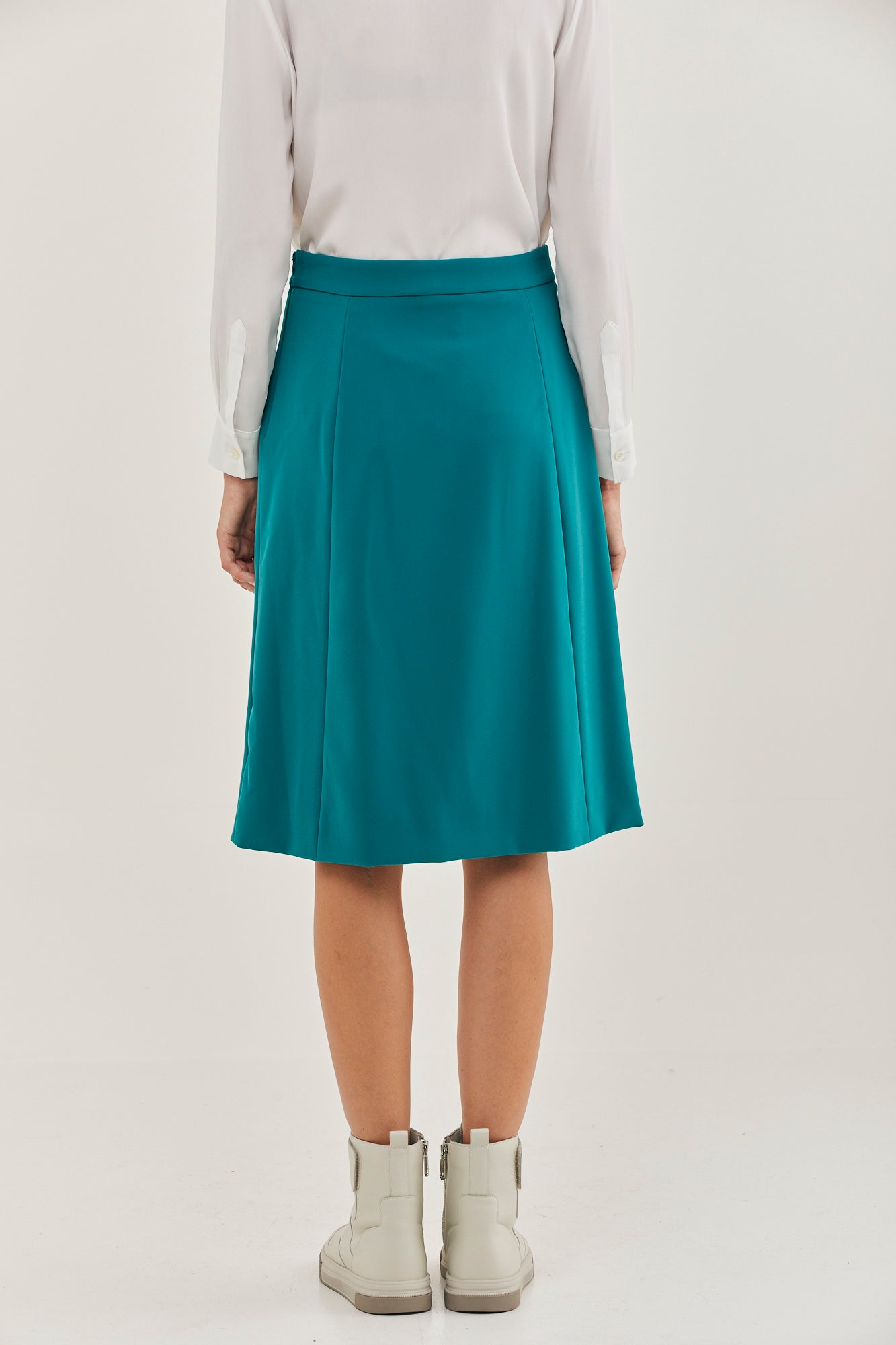 חצאית מידי מקולקציית Boutique MOSCHINO בגזרת A עם עיטור כפלים בחלק הקידמיהרכב: 90% פוליאסטר, 10% אלסטןהדוגמנית בגובה 1.78 ולובשת מידה 40 איטלקית