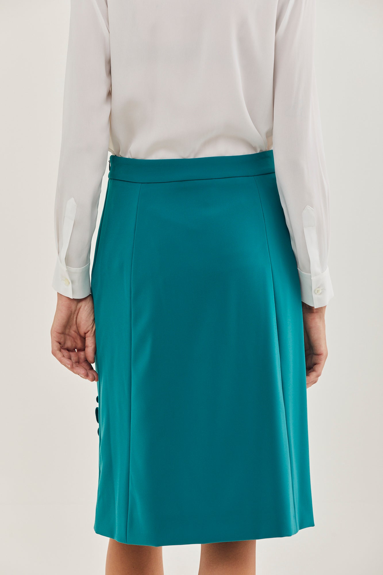 חצאית מידי מקולקציית Boutique MOSCHINO בגזרת A עם עיטור כפלים בחלק הקידמיהרכב: 90% פוליאסטר, 10% אלסטןהדוגמנית בגובה 1.78 ולובשת מידה 40 איטלקית