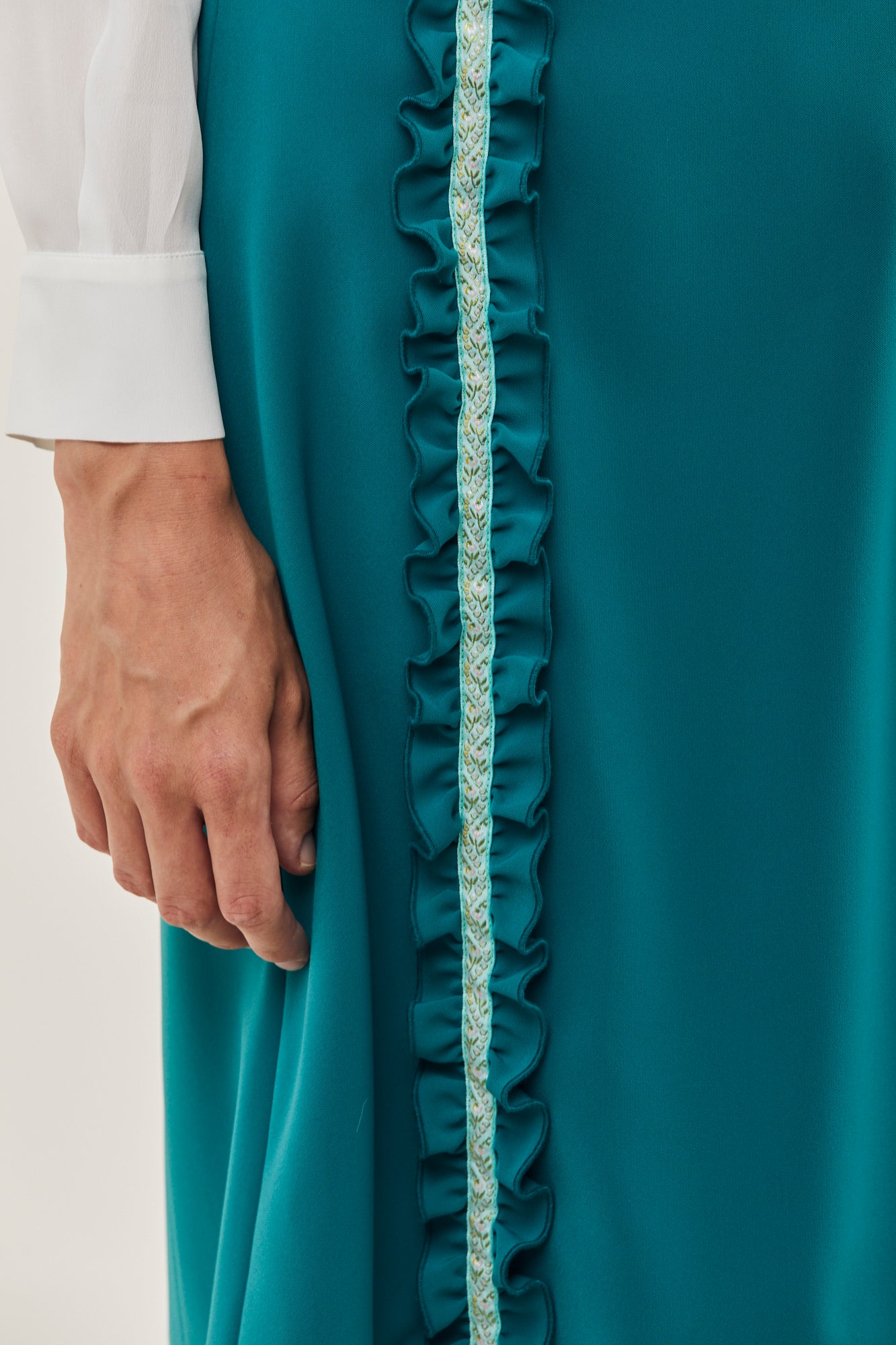 חצאית מידי מקולקציית Boutique MOSCHINO בגזרת A עם עיטור כפלים בחלק הקידמיהרכב: 90% פוליאסטר, 10% אלסטןהדוגמנית בגובה 1.78 ולובשת מידה 40 איטלקית