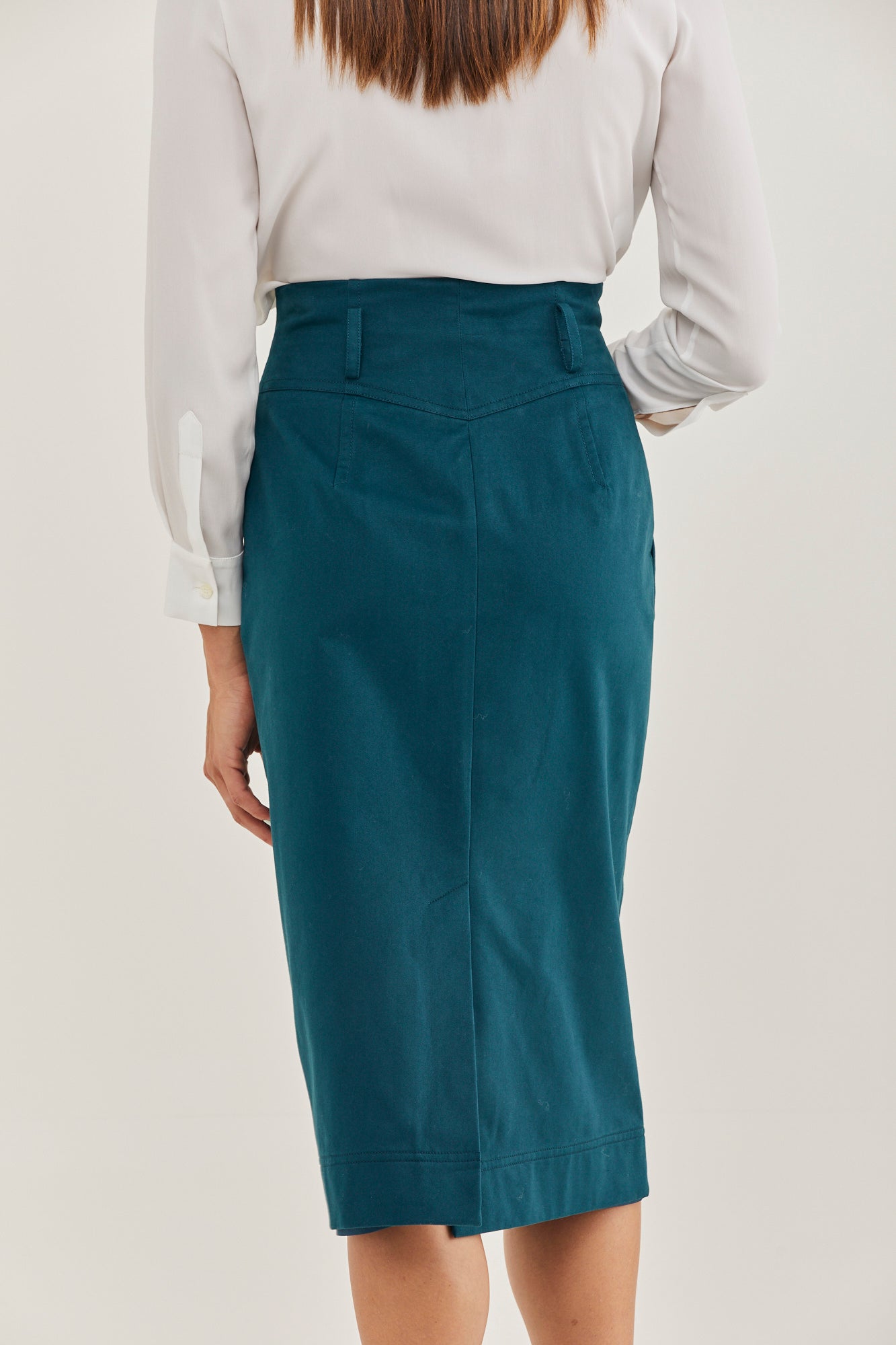 חצאית כותנה באורך מידי בגזרה גבוהההרכב: 100% כותנההדוגמנית בגובה 1.79 ולובשת מידה 42 איטלקית