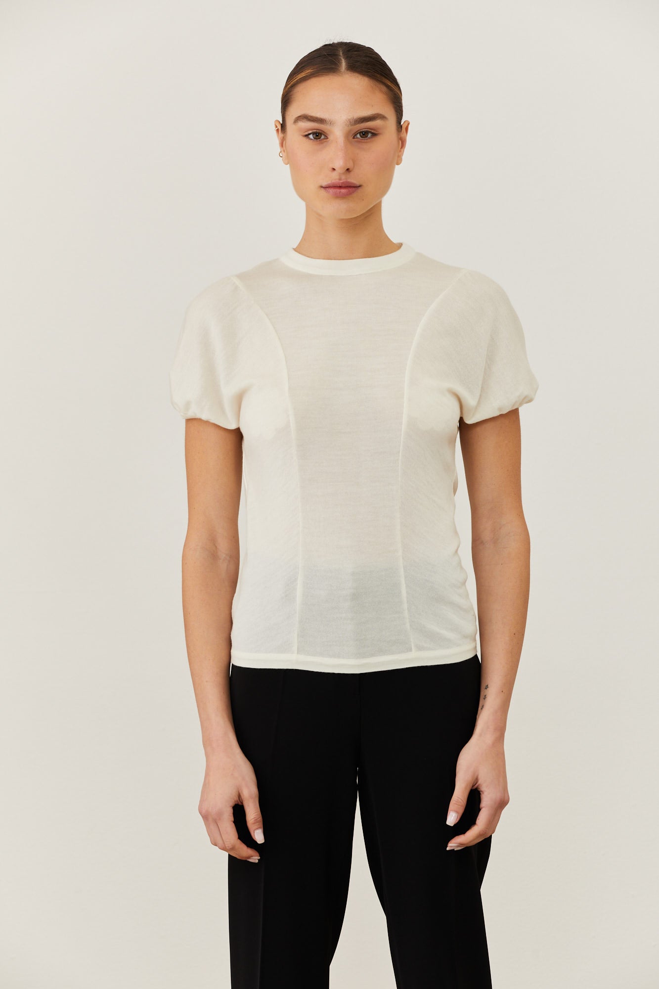 חולצת סריג עם שרוולים קצרים ומעט נפוחיםהרכב: 100% צמר וירג'ין הדוגמנית בגובה 1.79 ולובשת מידה 42 איטלקית