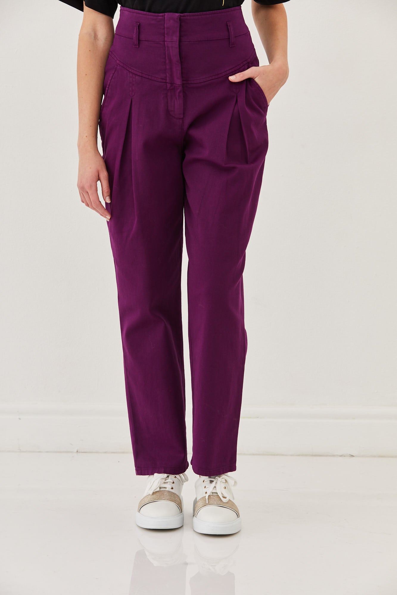 ג'ינס בגזרה גבוהה ורחבההרכב: 97% כותנה, 3% אלסטןהדוגמנית בגובה 1.76 ולובשת מידה 42 איטלקית