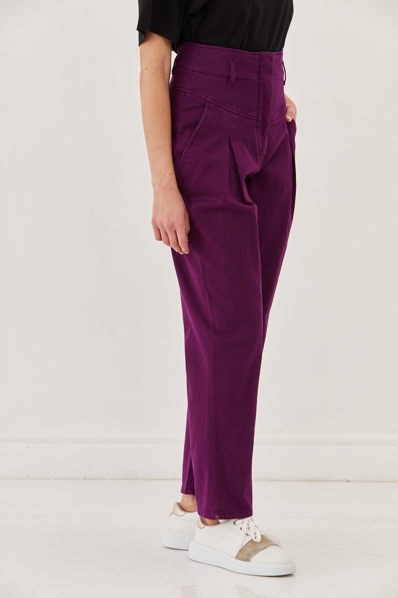 ג'ינס בגזרה גבוהה ורחבההרכב: 97% כותנה, 3% אלסטןהדוגמנית בגובה 1.76 ולובשת מידה 42 איטלקית