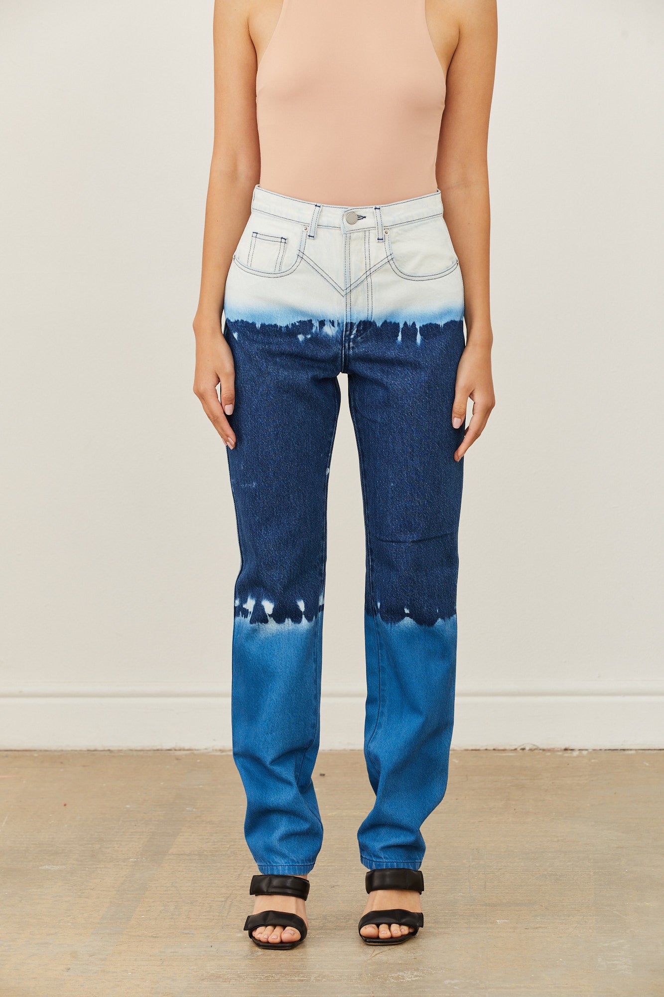 מכנסי ג'ינס טאי דאי בגזרה גבוהההרכב: 100% כותנההדוגמנית לובשת מידה 40 איטלקית