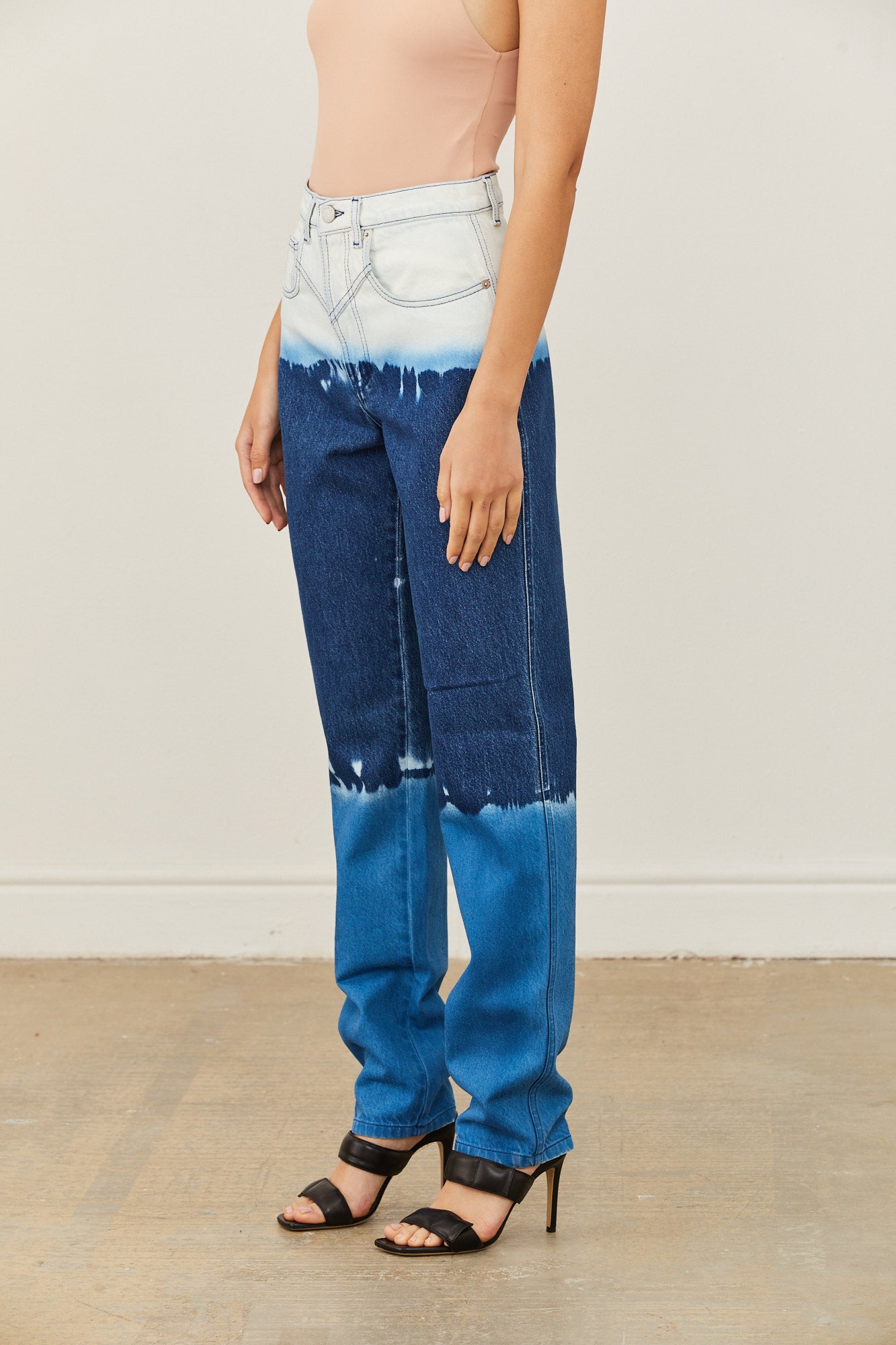 מכנסי ג'ינס טאי דאי בגזרה גבוהההרכב: 100% כותנההדוגמנית לובשת מידה 40 איטלקית