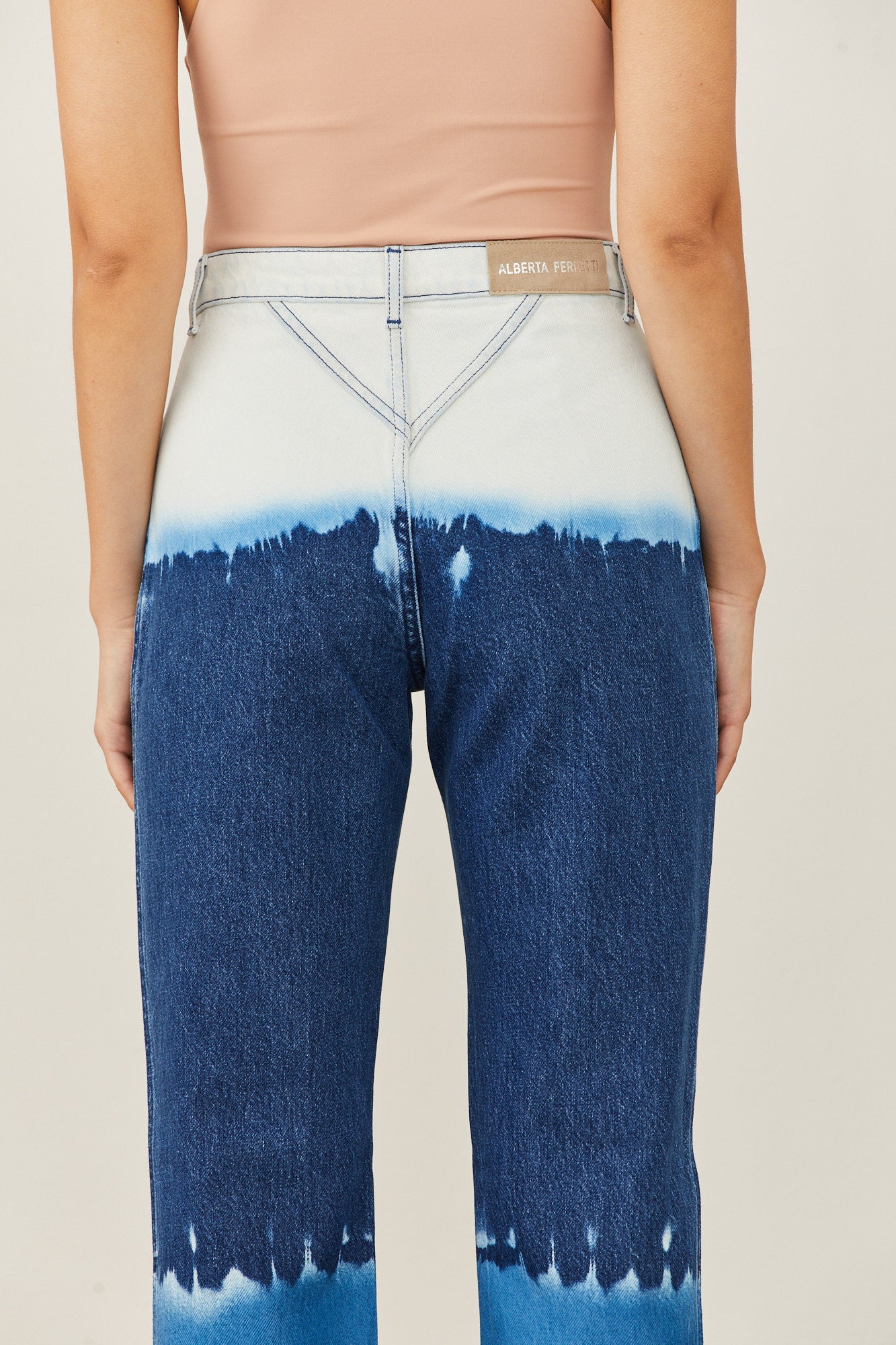 מכנסי ג'ינס טאי דאי בגזרה גבוהההרכב: 100% כותנההדוגמנית לובשת מידה 40 איטלקית