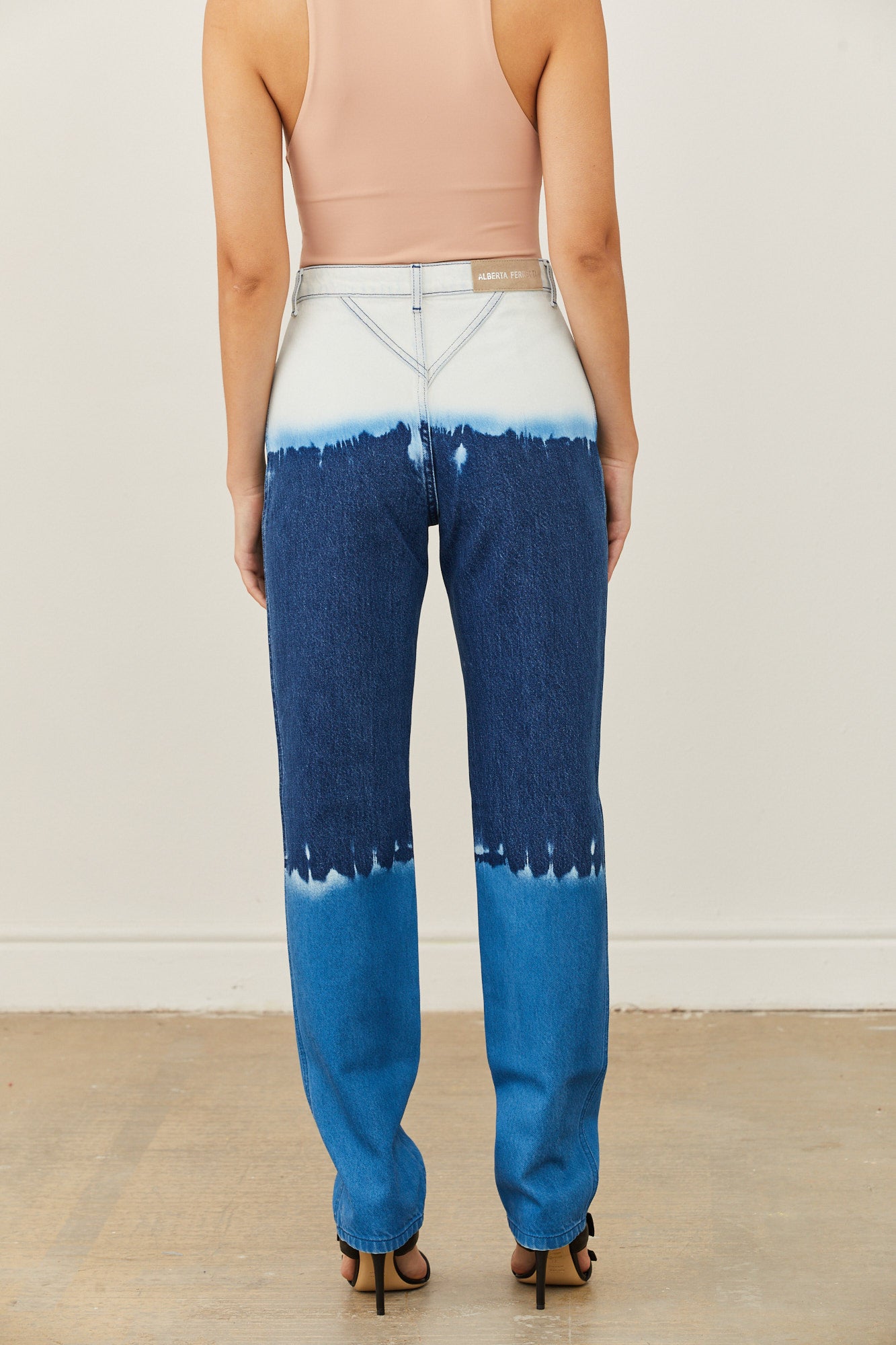 מכנסי ג'ינס טאי דאי בגזרה גבוהההרכב: 100% כותנההדוגמנית לובשת מידה 40 איטלקית