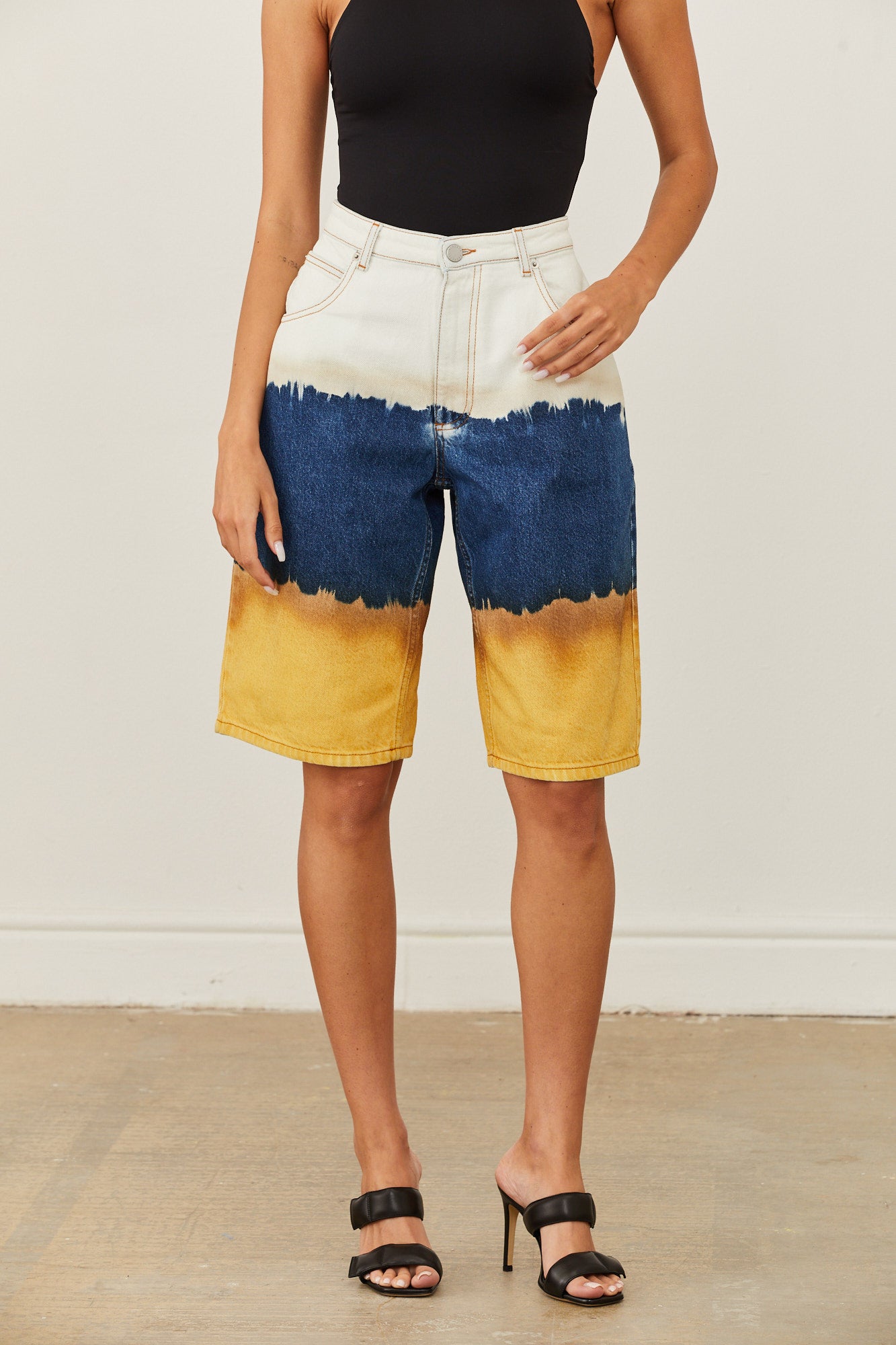 מכנסי ג'ינס טאי דאי בגזרה גבוהההרכב: 100% כותנההדוגמנית לובשת מידה 40 איטלקית