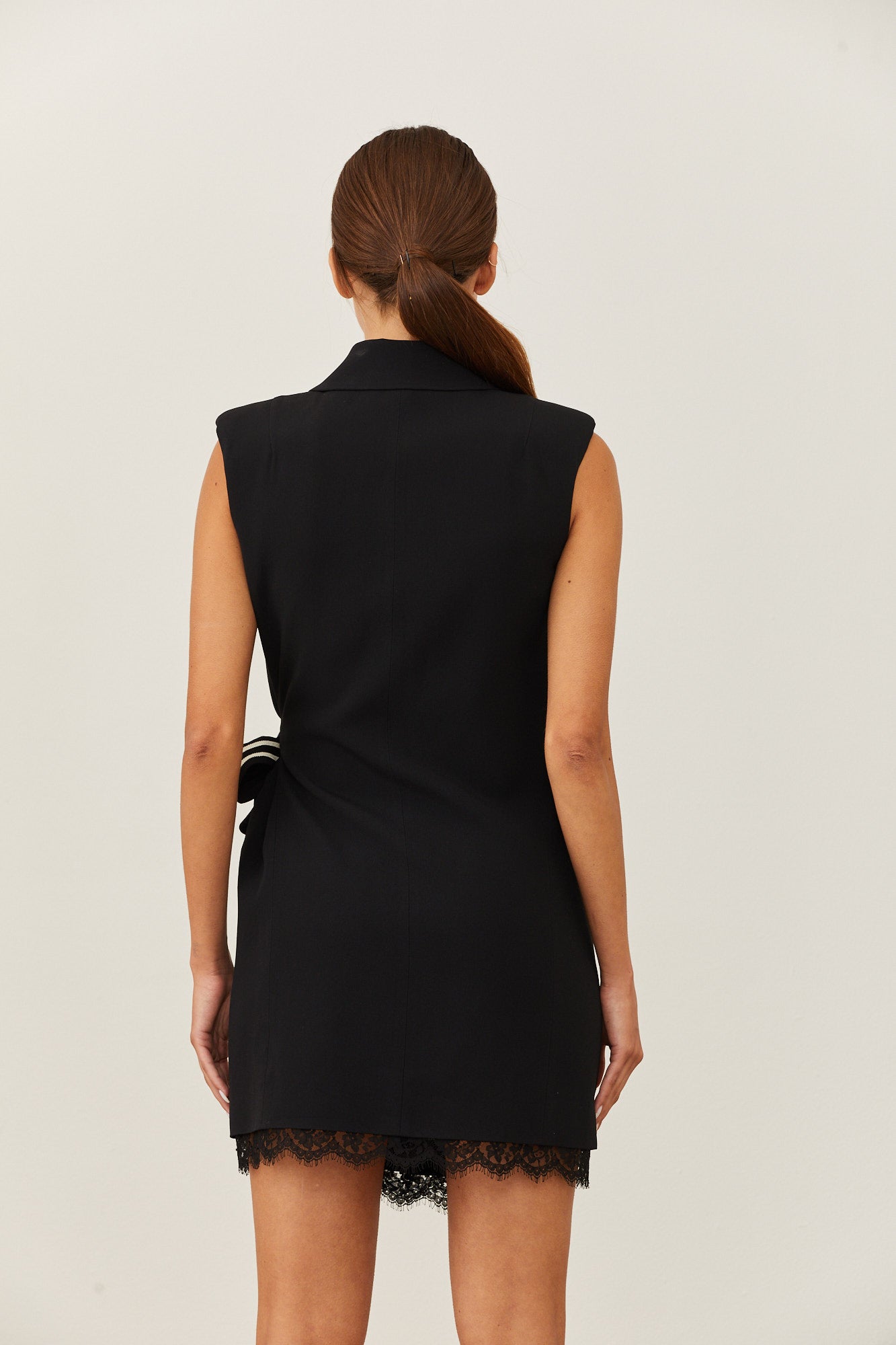 שמלה מחוייטת בסגנון מעטפת בגזרת מיניהרכב: 70% אצטט, 30% ויסקוזה; בטנה: 94% אצטט, 6% ויסקוזה; תחרה: 80% כותנה, 20% פוליאמיד; חגורה צידית: 50% כותנה, 50% ויסקוזההדוגמנית בגובה 1.73 ולובשת מידה 40 איטלקית