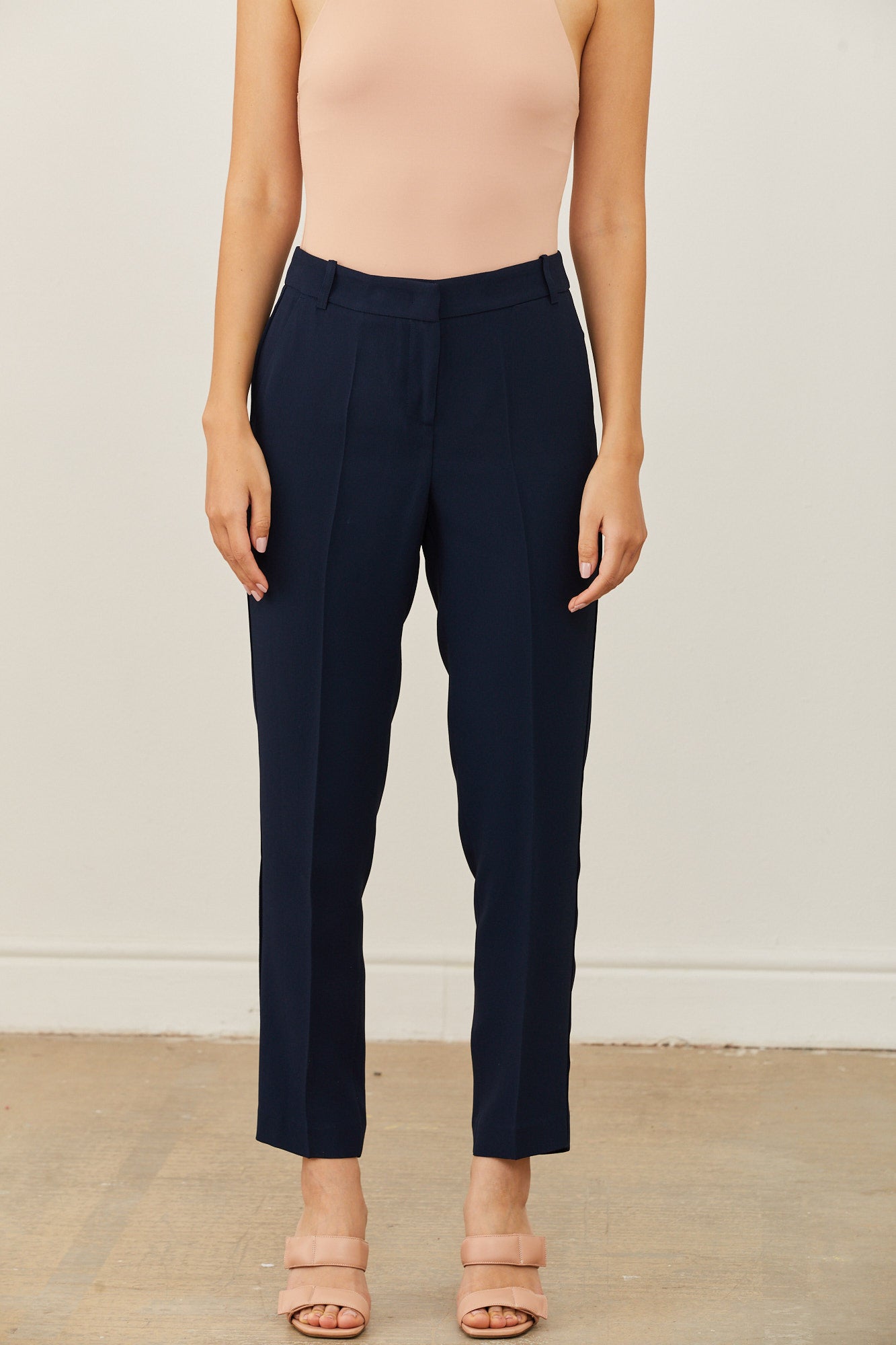 מכנסיים מחוייטים בגזרה ישרההרכב: 70% אצטט, 30% ויסקוזההדוגמנית בגובה 1.73 ולובשת מידה 40 איטלקית