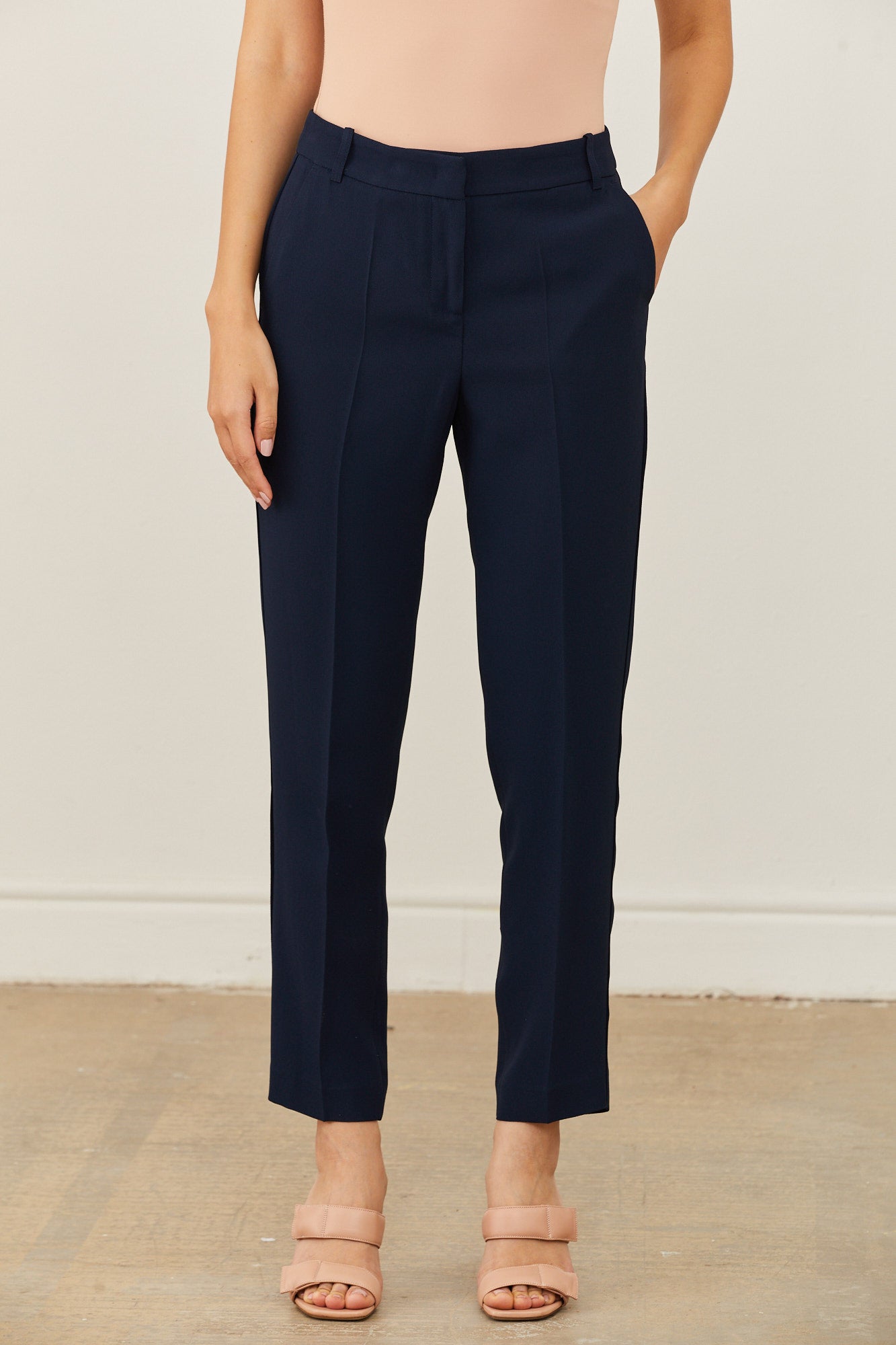 מכנסיים מחוייטים בגזרה ישרההרכב: 70% אצטט, 30% ויסקוזההדוגמנית בגובה 1.73 ולובשת מידה 40 איטלקית