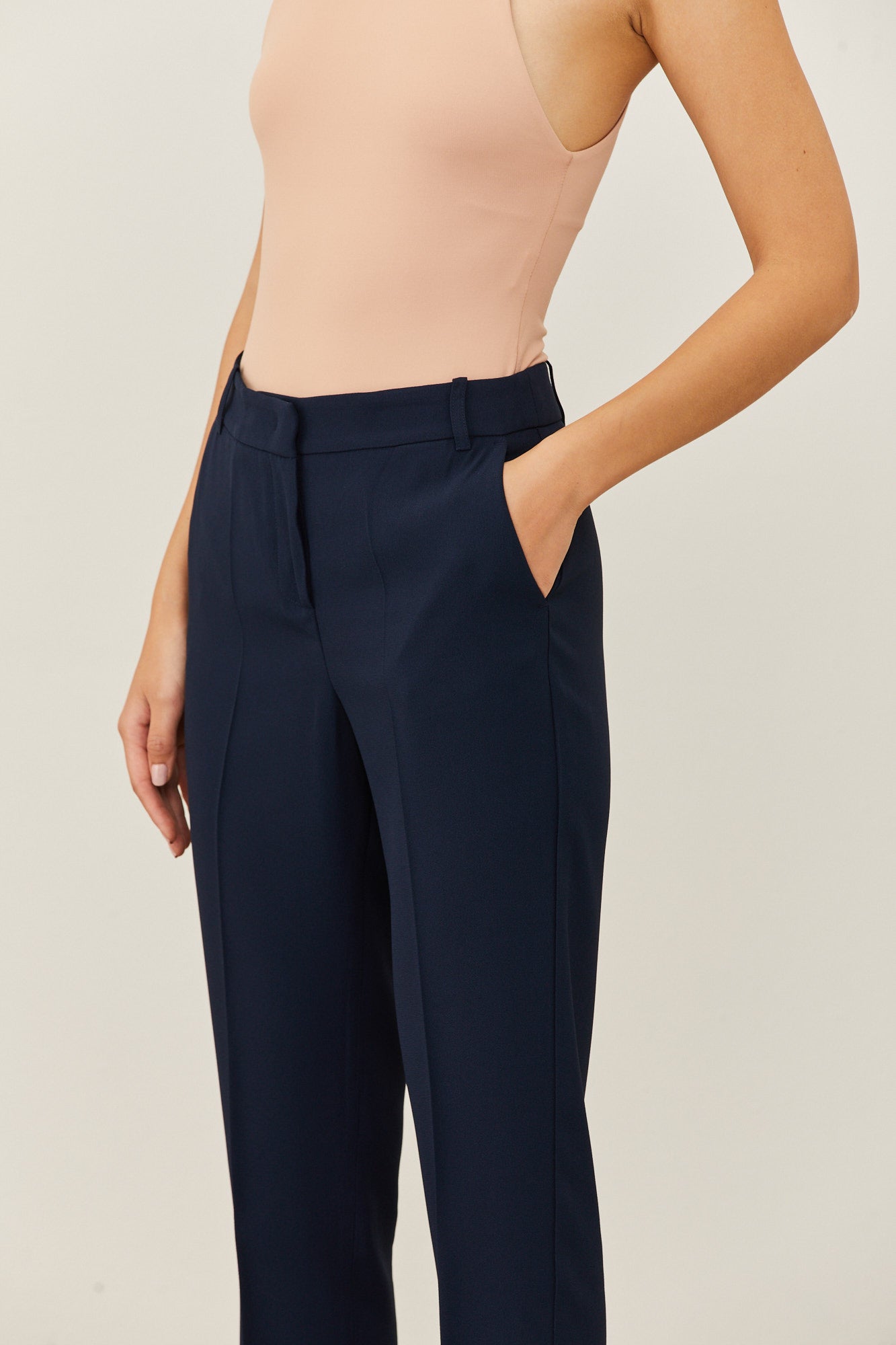 מכנסיים מחוייטים בגזרה ישרההרכב: 70% אצטט, 30% ויסקוזההדוגמנית בגובה 1.73 ולובשת מידה 40 איטלקית