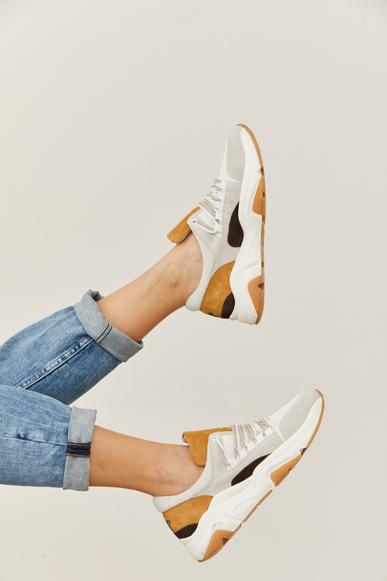 נעלי סניקרס בשילובי צבעיםהרכב: עור בשילוב בד; סוליה: גומי