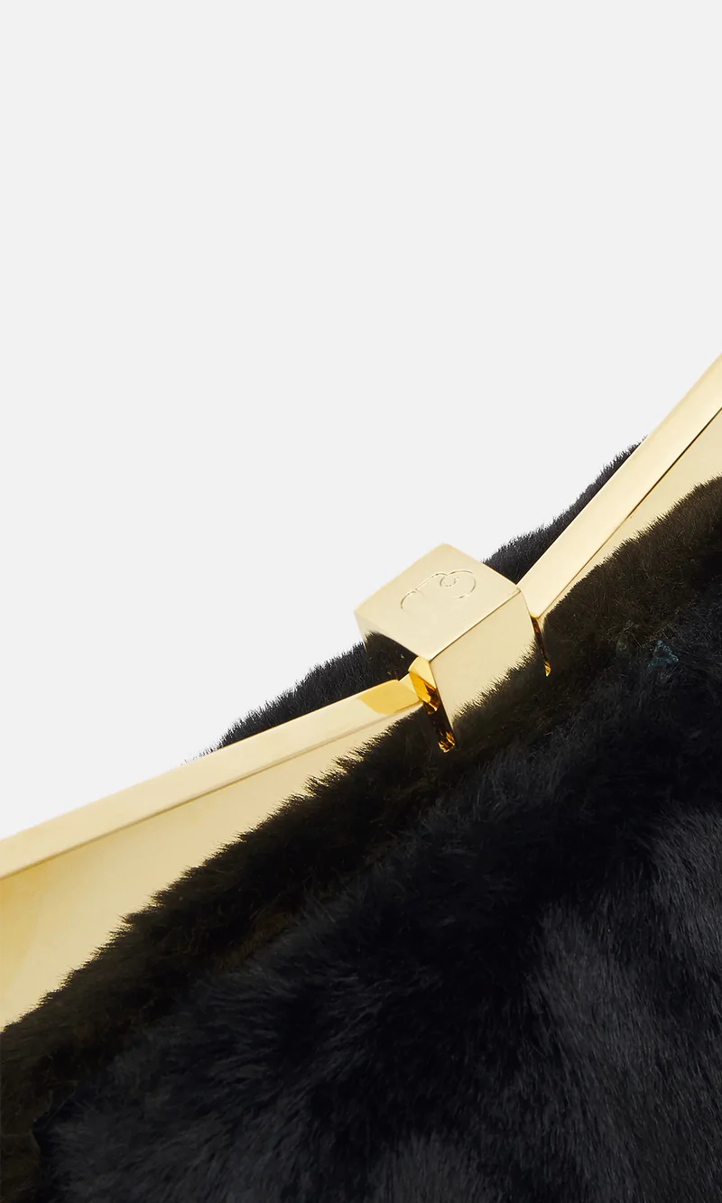 תיק קלאץ' מבד פרוותיהרכב: 100% פוליאסטרמידות התיק: 20 ס"מ רוחב, 15 ס"מ גובה, 7 ס"מ עומק