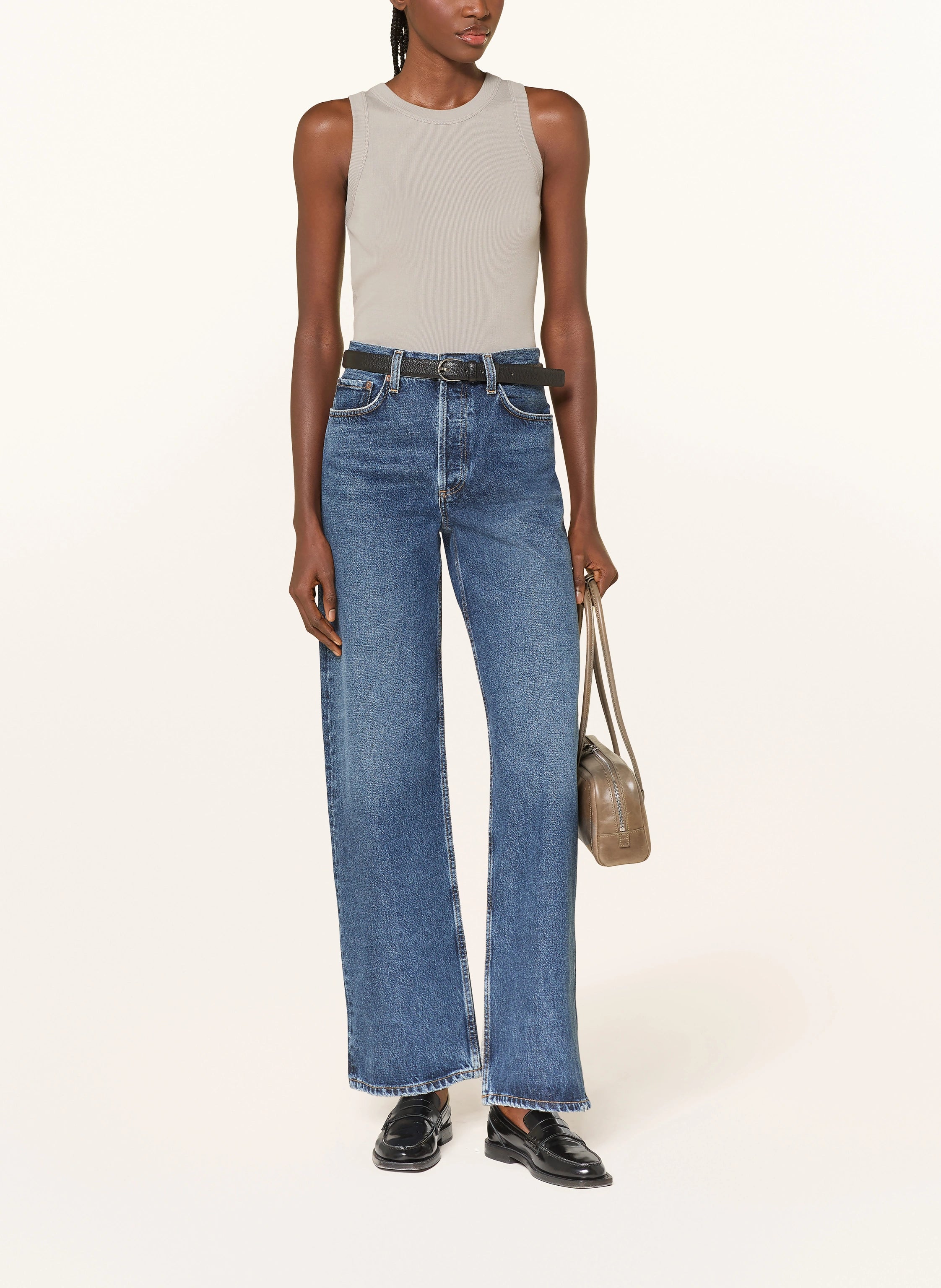 גופייה מבית המותג DRYKORN, עשויה בד כותנה רך ונעים במיוחד, ארוג בטקסטורת פסי ריב. גזרה קלאסית וצמודה לגוף, עם צווארון עגול וכתפיות רחבות.הרכב: 100% כותנההדוגמנית בגובה 1.78 ולובשת מידה S של דרייקורן