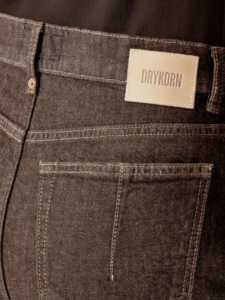 ג'ינס חום בגזרה חדשה של DRYKORN.הג'ינס בגזרה רחבה ונשית במיוחד.צמוד באגן ועם רגל רחבה ותפר בברך שמעניק לגזרה עומק ונשיות. הרכב: 100% כותנה הדוגמנית 1.78 לובשת מידה 27