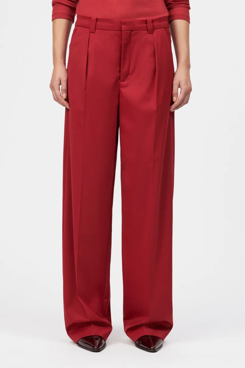 מכנסיים מחוייטים מבית המותג DRYKORN, עשויים בד עם תערובת צמר, למראה אלגנטי ונוח. גזרה רחבה, עם מותן גבוהה, ורגל בצללית בלון עדינה ואופנתית, קפלים קדמיים מודגשים, כיסי צד, לולאות לחגורה, וסגירה באמצעות רוכסן נסתר.הרכב: 54% פוליאסטר, 44% צמר, 2% אלסטןהדוגמנית בגובה 1.78 ולובשת מידה 27 של דרייקורן.