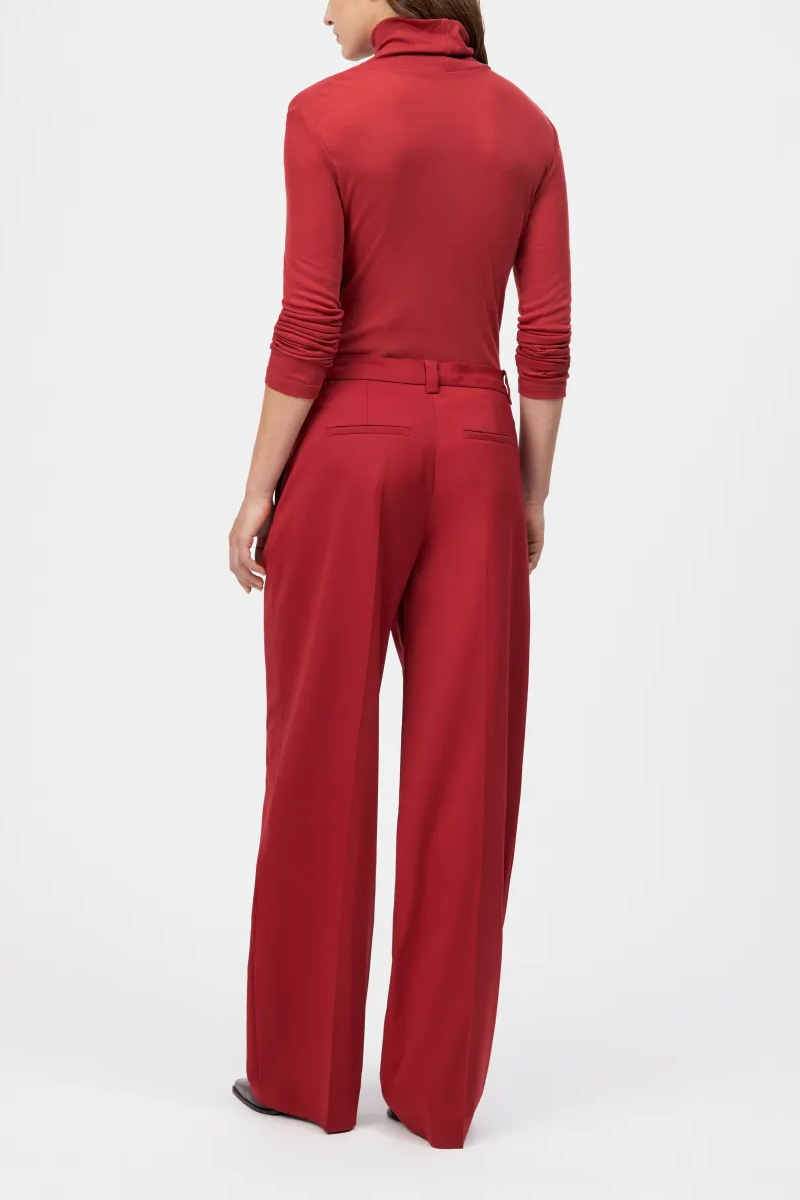 מכנסיים מחוייטים מבית המותג DRYKORN, עשויים בד עם תערובת צמר, למראה אלגנטי ונוח. גזרה רחבה, עם מותן גבוהה, ורגל בצללית בלון עדינה ואופנתית, קפלים קדמיים מודגשים, כיסי צד, לולאות לחגורה, וסגירה באמצעות רוכסן נסתר.הרכב: 54% פוליאסטר, 44% צמר, 2% אלסטןהדוגמנית בגובה 1.78 ולובשת מידה 27 של דרייקורן.