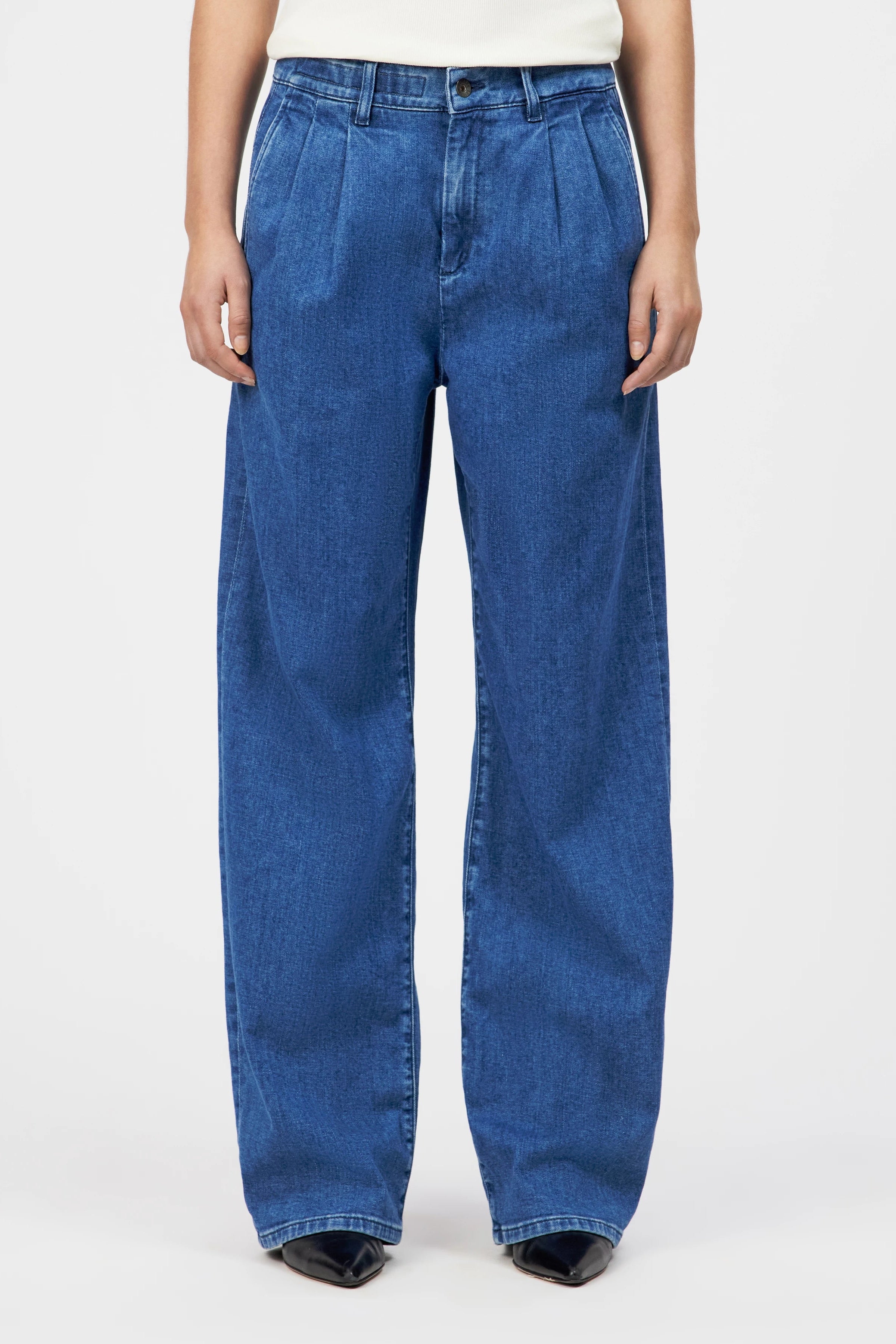 ג'ינס רחב מבית המותג DRYKORN, עשוי כותנה אלסטית, רכה ועמידה לאורך זמן. גזרת Wide Leg עם רגל בצללית barrel אופנתית, גובה מותן סטנדרטי ואורך רגל מלא. קפלים קדמיים מודגשים, כיסי צד וכיסים אחוריים, סגירה באמצעות רוכסן וכפתור, ולולאות לחגורה.הג'ינסים של דרייקורן ידועים בסטייל קלאסי ועל-זמני, וגזרות ועיצובים חדשניים, תוך שימוש בחומרים האיכותיים ביותר, והקפדה על תהליכי ייצור השומרים על ערכי קיימות - מה שמבטיח לך פריט אייקוני שילווה אותך לאורך שנים.הרכב: 92% כותנה, 6% אלסטומולטיאסטר, 2% אלסטןהדוגמנית בגובה 1.78 ולובשת מידה 27 של דרייקורן.