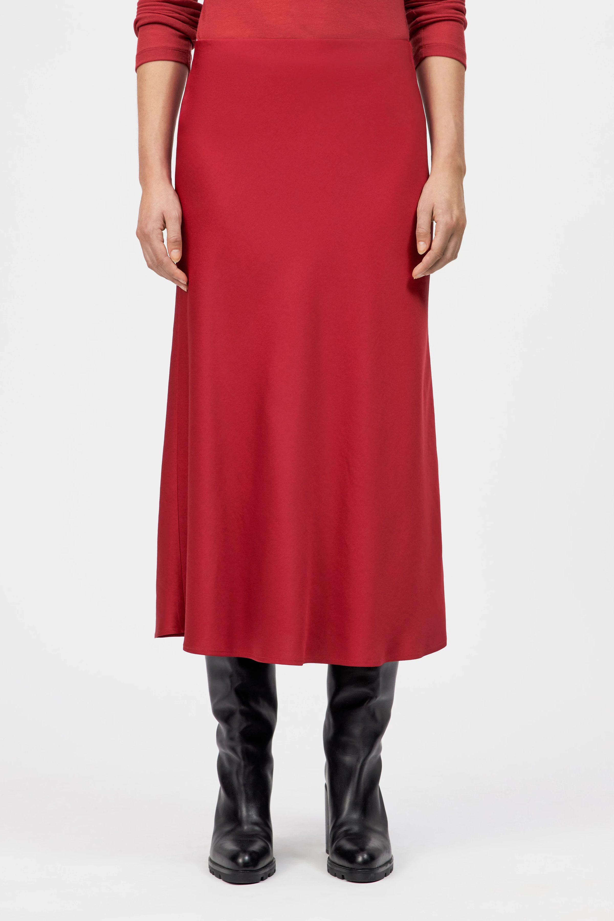 חצאית מידי אלגנטית מבית המותג DRYKORN, מבד סאטן איכותי, בעיצוב קלאסי וצללית A עדינה.הרכב: 96% אצטט, 4% אלסטןהדוגמנית בגובה 1.78 ולובשת מידה 27 של דרייקורן.