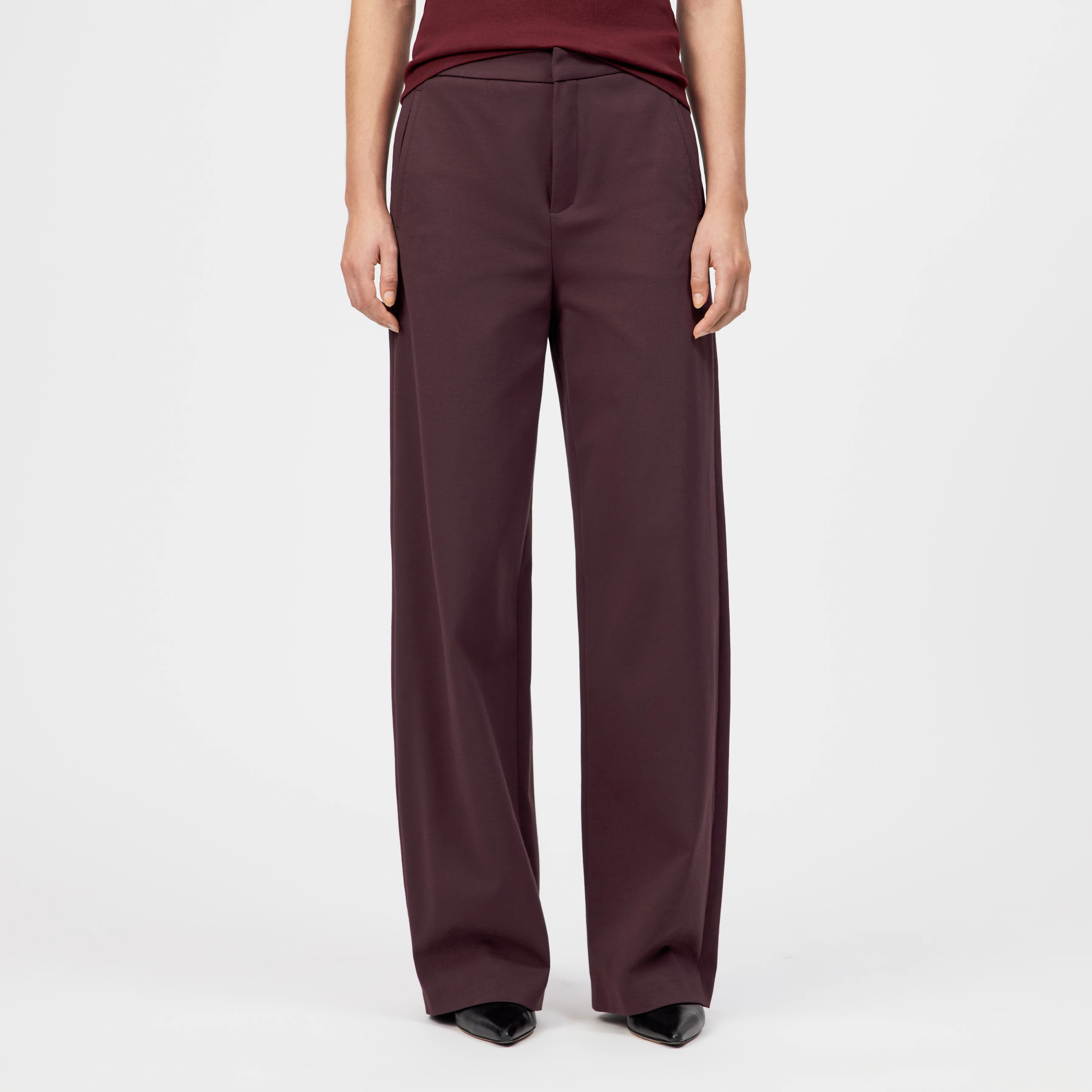 מכנסיים בעיצוב מחוייט מבית המותג DRYKORN, עשויים בד קליל מתערובת ויסקוזה איכותית, למראה אלגנטי ונוח וסטייל עדכני. גזרה רחבה, ורגל בצללית barrel עדינה ואופנתית, כיסי צד, וסגירה באמצעות רוכסן נסתר.הרכב: 65% ויסקוזה, 30% פוליאמיד, 5% אלסטןהדוגמנית בגובה 1.76 ולובשת מידה 27 של דרייקורן