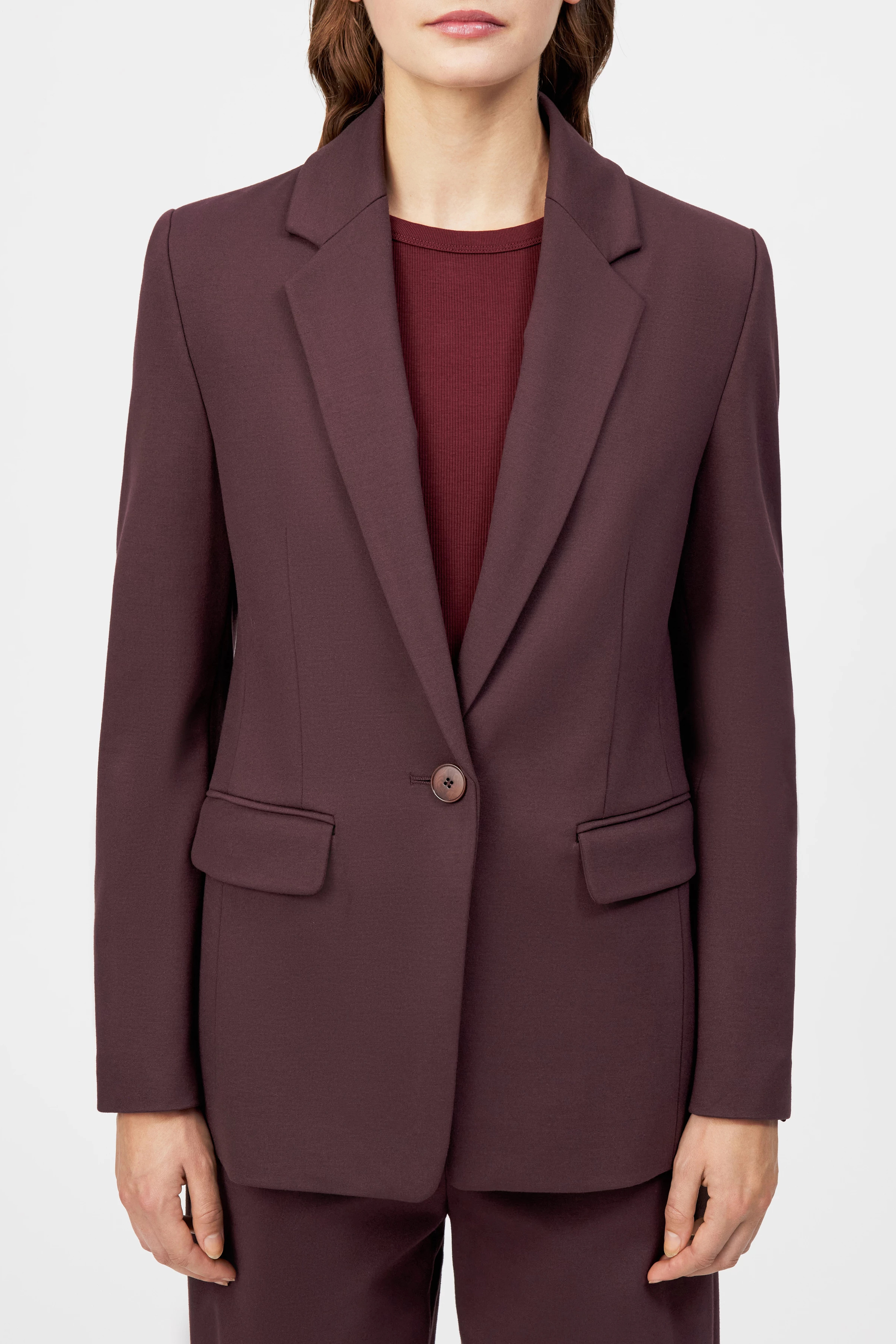 בלייזר מחוייט מבית המותג DRYKORN, עשוי תערובת ויסקוזה איכותית, לתחושת נוחות ורכות. גזרת סלים ישרה וקלאסית, עם צווארון דש, שרוולים ארוכים בסיומת חפתים מכופתרים, בטנה דקה, כיסים קדמיים עם לשונית, וסגירה באמצעות כפתור אחד.הרכב: 65% ויסקוזה, 30% פוליאמיד, 5% אלסטןהדוגמנית בגובה 1.78 ולובשת מידה 2 של דרייקורן.