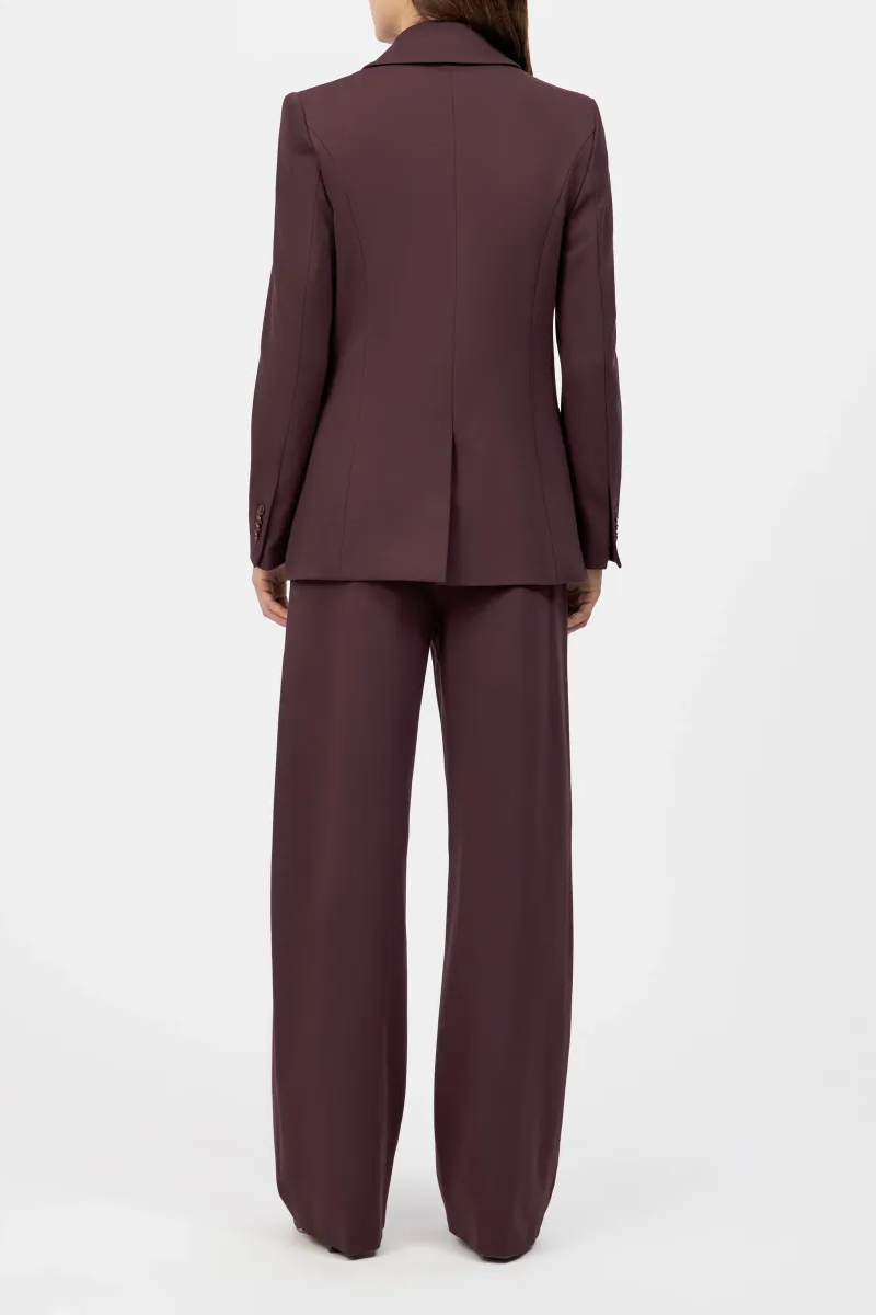 בלייזר מחוייט מבית המותג DRYKORN, עשוי תערובת ויסקוזה איכותית, לתחושת נוחות ורכות. גזרת סלים ישרה וקלאסית, עם צווארון דש, שרוולים ארוכים בסיומת חפתים מכופתרים, בטנה דקה, כיסים קדמיים עם לשונית, וסגירה באמצעות כפתור אחד.הרכב: 65% ויסקוזה, 30% פוליאמיד, 5% אלסטןהדוגמנית בגובה 1.78 ולובשת מידה 2 של דרייקורן.