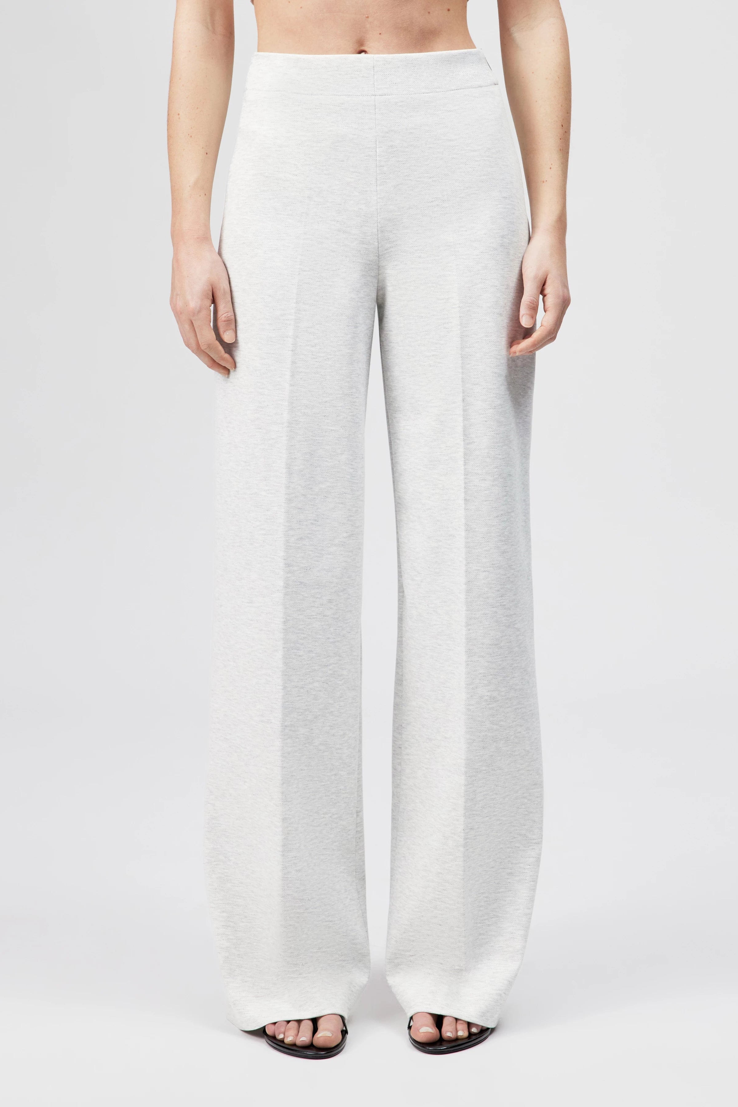 מכנסיים מבית המותג DRYKORN, עשויים בד ג'רזי רך ואיכותי. גזרת Slim Fit, עם רגל רחבה, מותן אלסטית בגובה סטנדרטי, עם סגירת רוכסן צידי נסתר, וקפלים מודגשים לאורך הרגל. שילוב מושלם בין סטייל קלאסי לנוחות מקסימלית.הרכב: 75% פוליאסטר, 19% ויסקוזה, 6% אלסטןהדוגמנית בגובה 1.78 ולובשת מידה 27 של דרייקורן