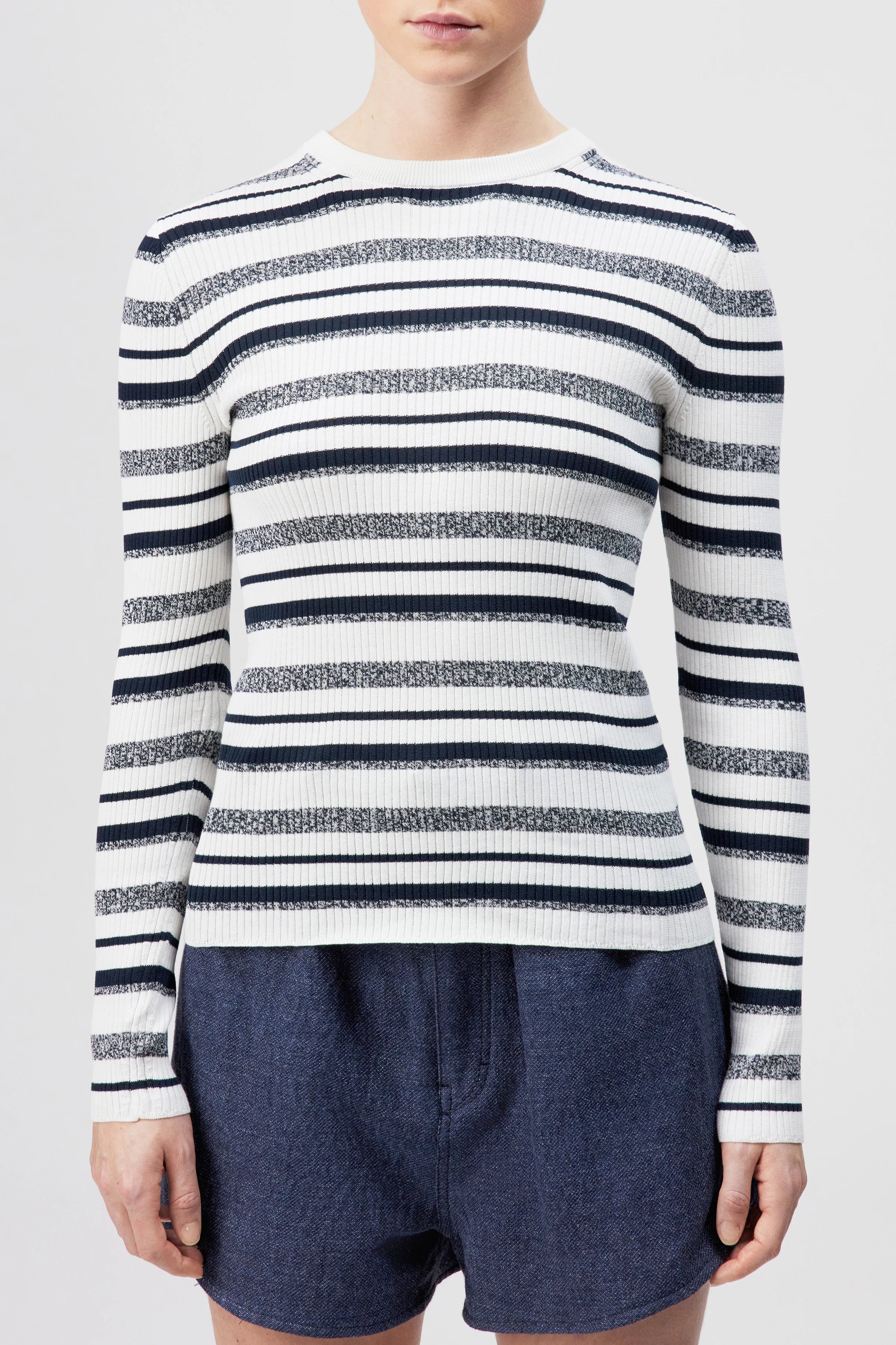 חולצה מבית המותג DRYKORN, מבד סריג דק בטקסטורת פסי ריב, עשוי כותנה טהורה לתחושה רכה ונעימה במיוחד על הגוף, עם דוגמת פסים בגווני נייבי. גזרה צמודה, עם שרוולים ארוכים וצווארון עגול.הרכב: 100% כותנההדוגמנית בגובה 1.78 ולובשת מידה S של דרייקורן