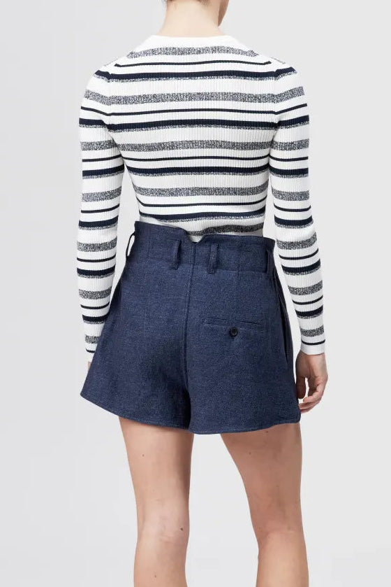 חולצה מבית המותג DRYKORN, מבד סריג דק בטקסטורת פסי ריב, עשוי כותנה טהורה לתחושה רכה ונעימה במיוחד על הגוף, עם דוגמת פסים בגווני נייבי. גזרה צמודה, עם שרוולים ארוכים וצווארון עגול.הרכב: 100% כותנההדוגמנית בגובה 1.78 ולובשת מידה S של דרייקורן