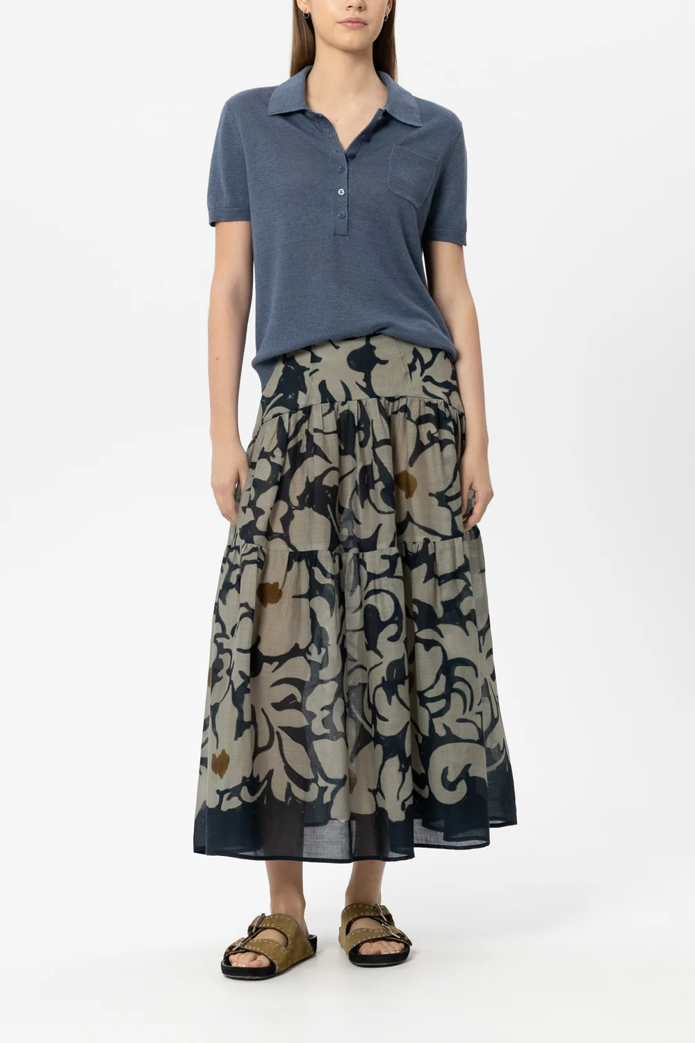 חולצת פולו מבית המותג Luisa Cerano, עשויה סריג דק מפשתן איטלקי, בעל מגע נעים וברק קל. עם צווארון פולו קלאסי וכפתורים באורך חצי, שרוולים קצרים, וכיס דש קטן.הרכב: 100% פשתןהדוגמנית בגובה 1.78 ולובשת מידה 36 של Luisa Cerano