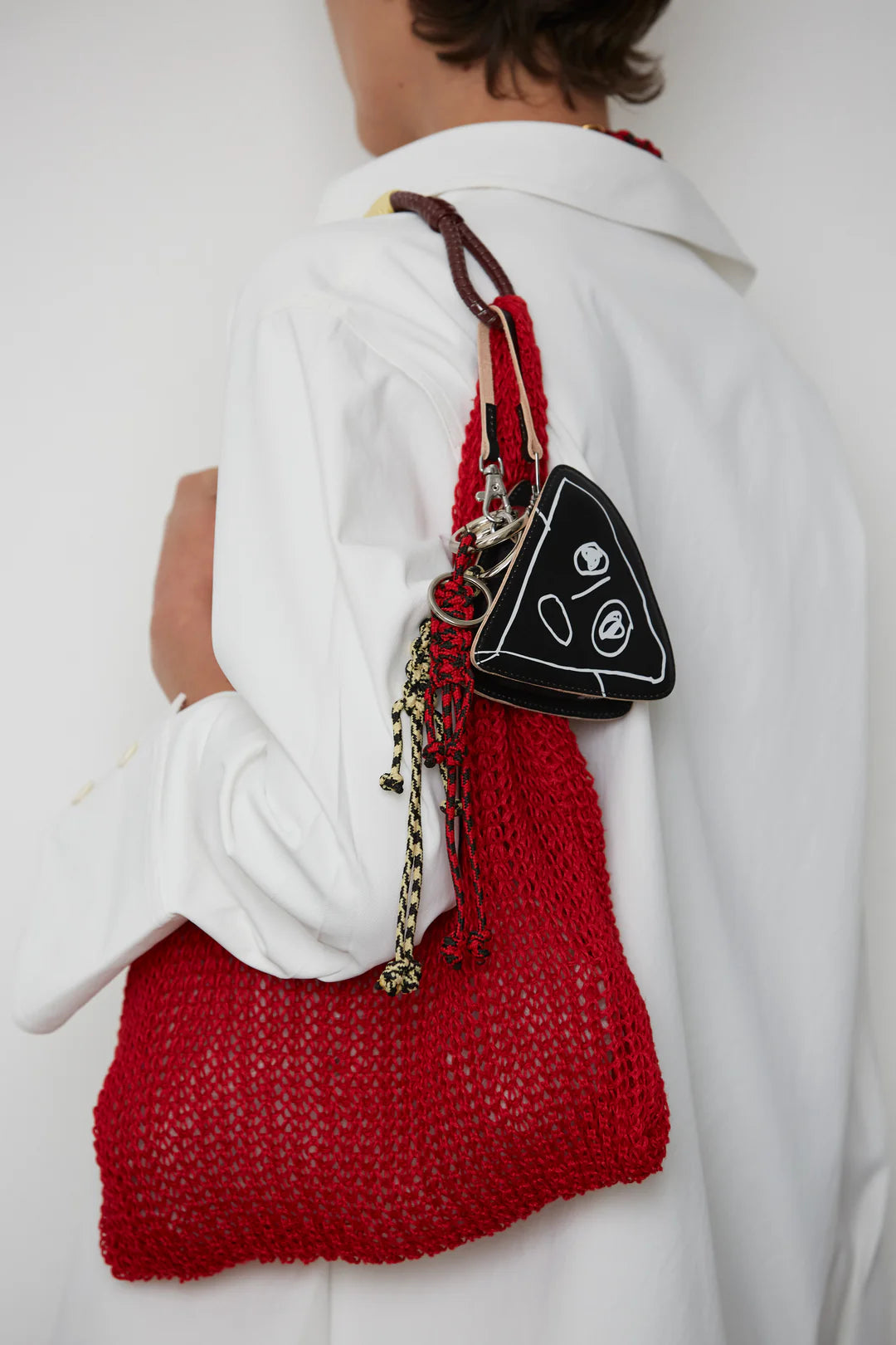 צ'ארם תיק עם ידית מעור וסגירת רוכסן, מגיע עם תיק ניילון מתקפל הרכב: 88% ניילון, 10% עור עגל מבוית, 2% פליז מתכתמידות: 40*30