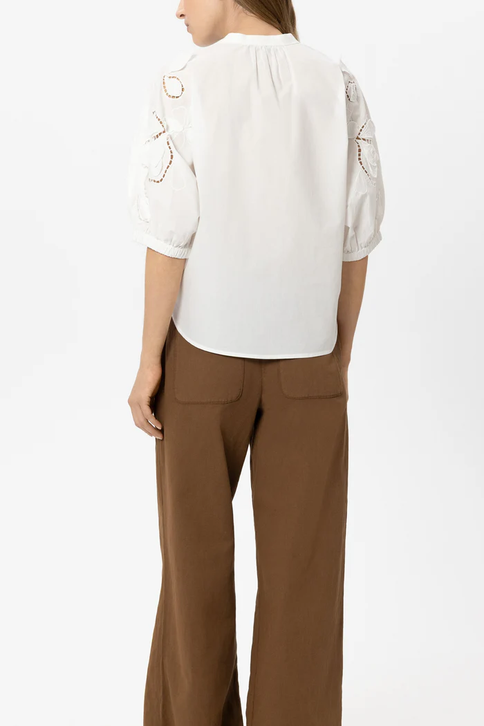 חולצה אלגנטית מבית המותג Luisa Cerano, עשויה כותנה טהורה, בעיטור רקמת לולאות ותוספת דיטיילס בדוגמת פרחים בשרוולים. גזרה רחבה עם גב מוארך, שרוולי קימונו קצרים ותפוחים, וצווארון וי.הרכב: 100% כותנההדוגמנית בגובה 1.78 ולובשת מידה 36 של Luisa Cerano