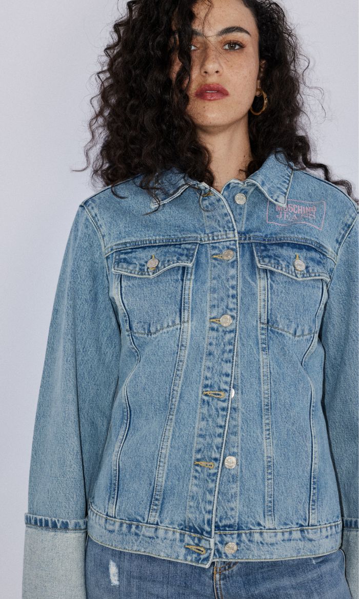 ג'קט ג'ינס עם כיסים ולוגו ורוד מוסקינו הרכב: 100% כותנה 