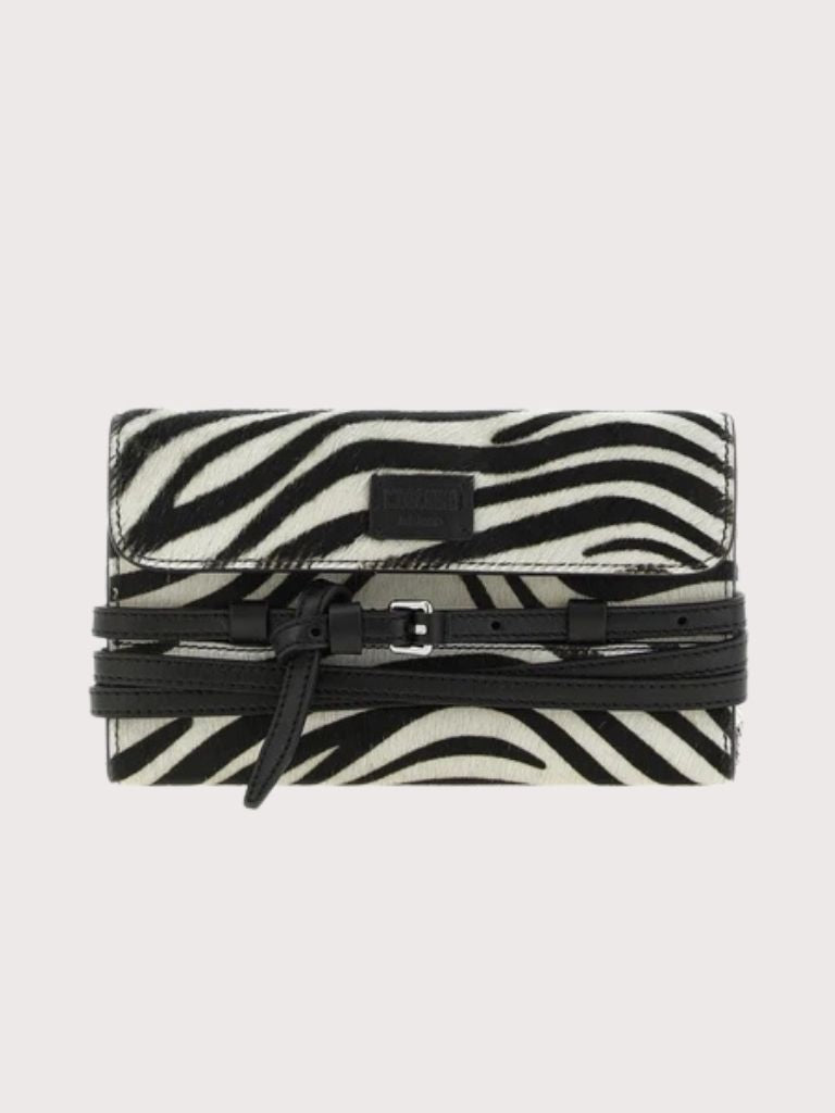 ארנק TIE ME של בית האופנה MOSCHINO מעור זברה עם רצועת שרשרת דקה ממתכת.הארנק מחולק לתאים ומתאים לשמש גם כארנק וגם כתיק ערב או כקלאץ'.ייחודי ובעל טוקטורה מיוחדת.פריט מתצוגת האופנה של חורף 26 הרכב: 100% עור